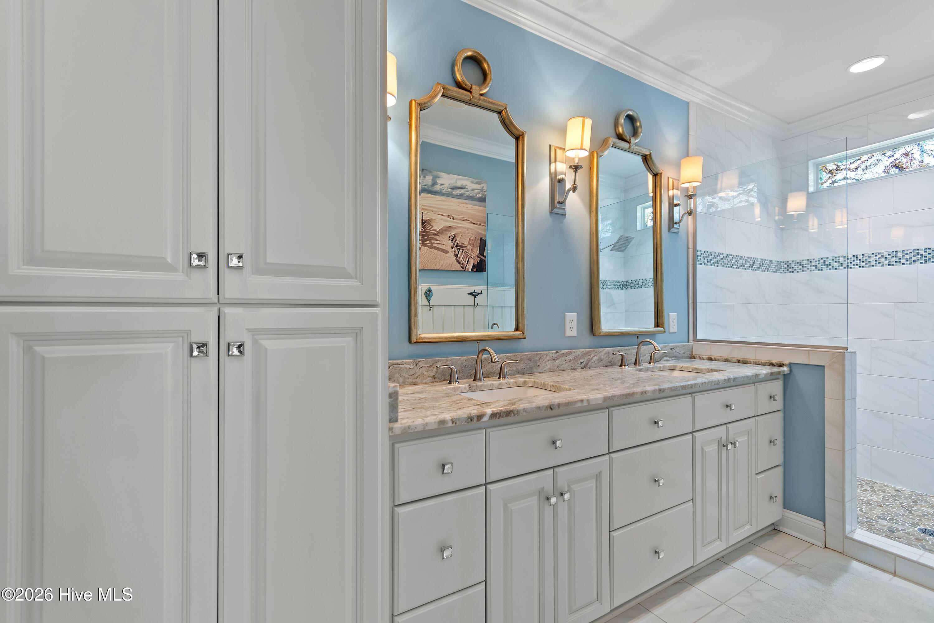 100558702 | Photo 42