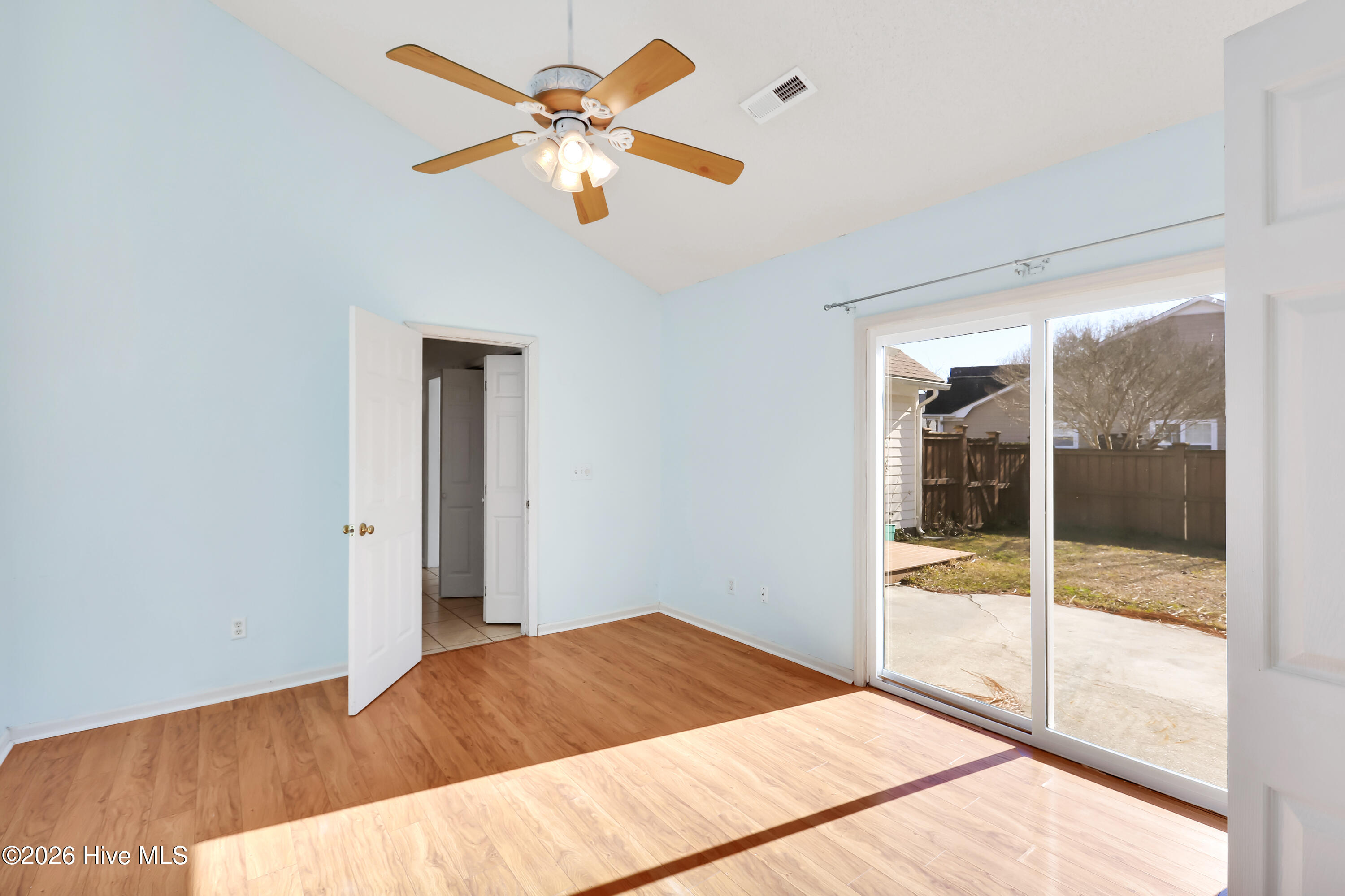 100550407 | Photo 19