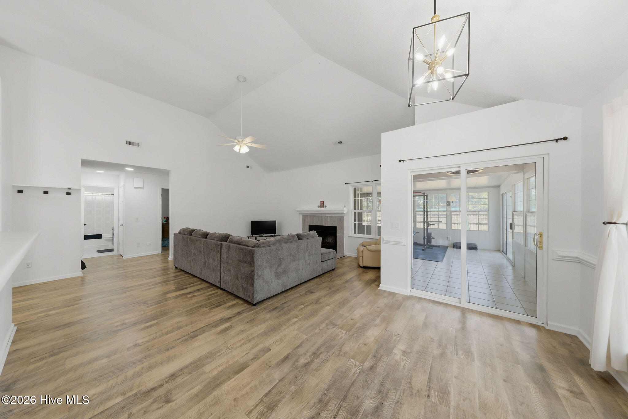 100568972 | Photo 16