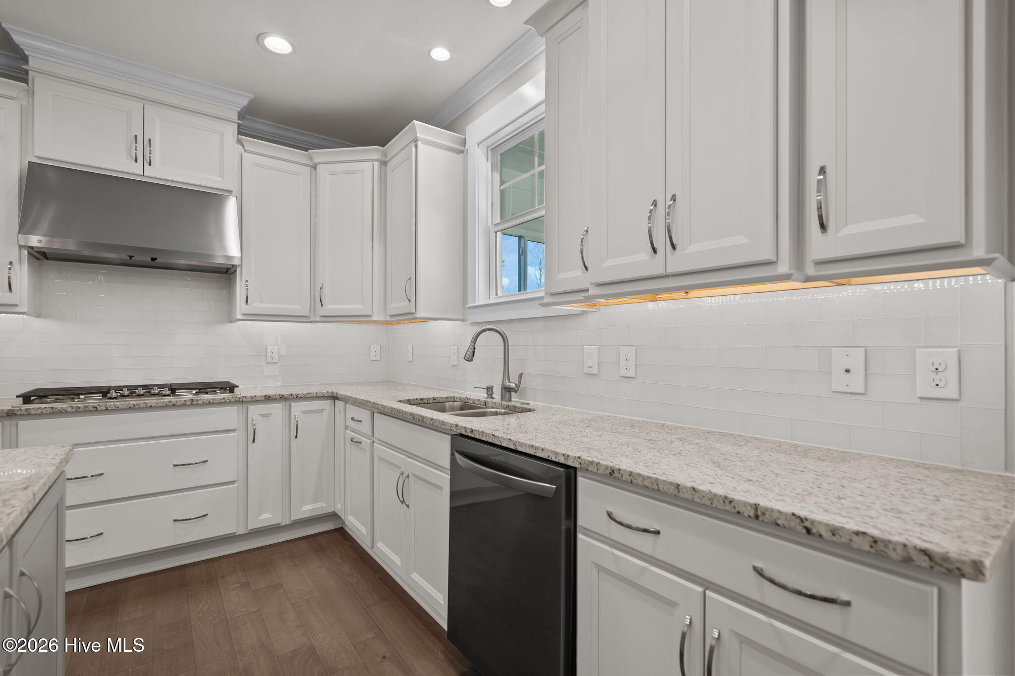 100550410 | Photo 23