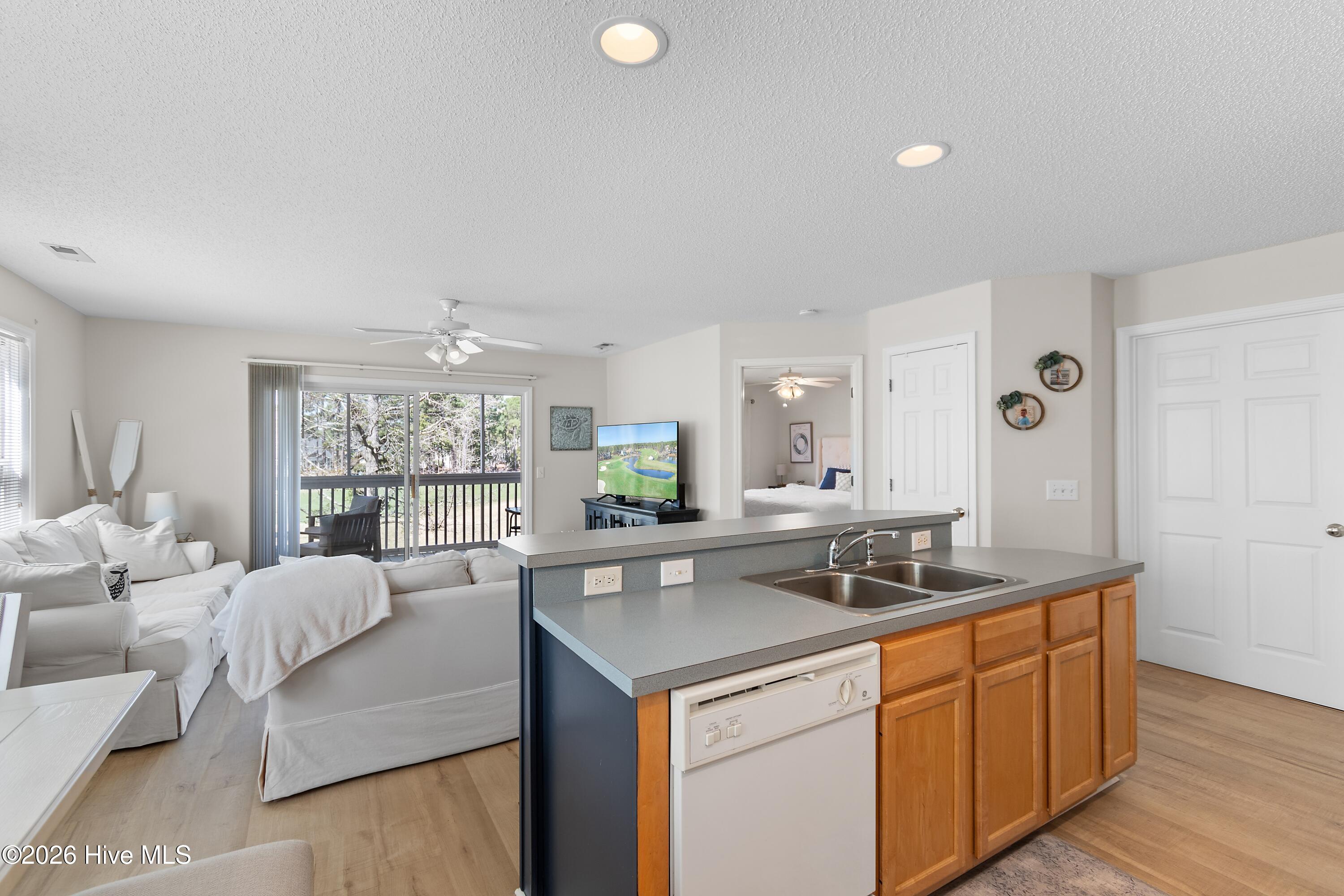 100563960 | Photo 12