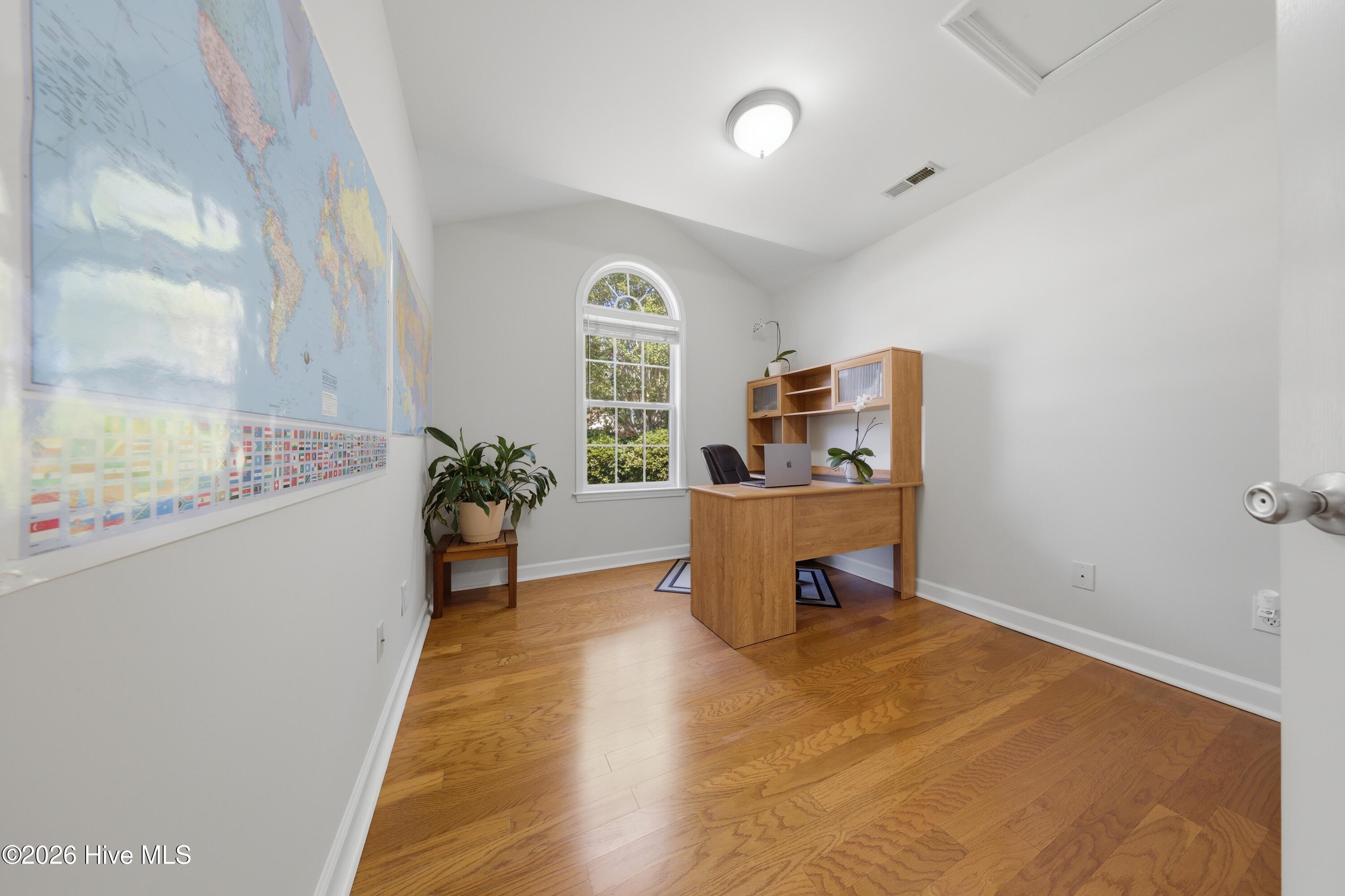 100568485 | Photo 31