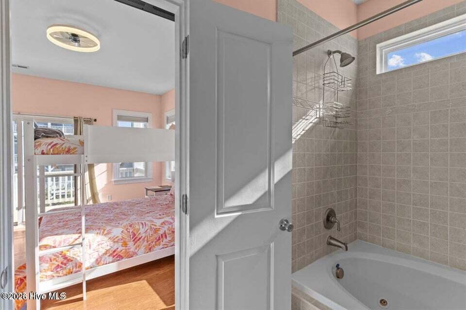 100570468 | Photo 36