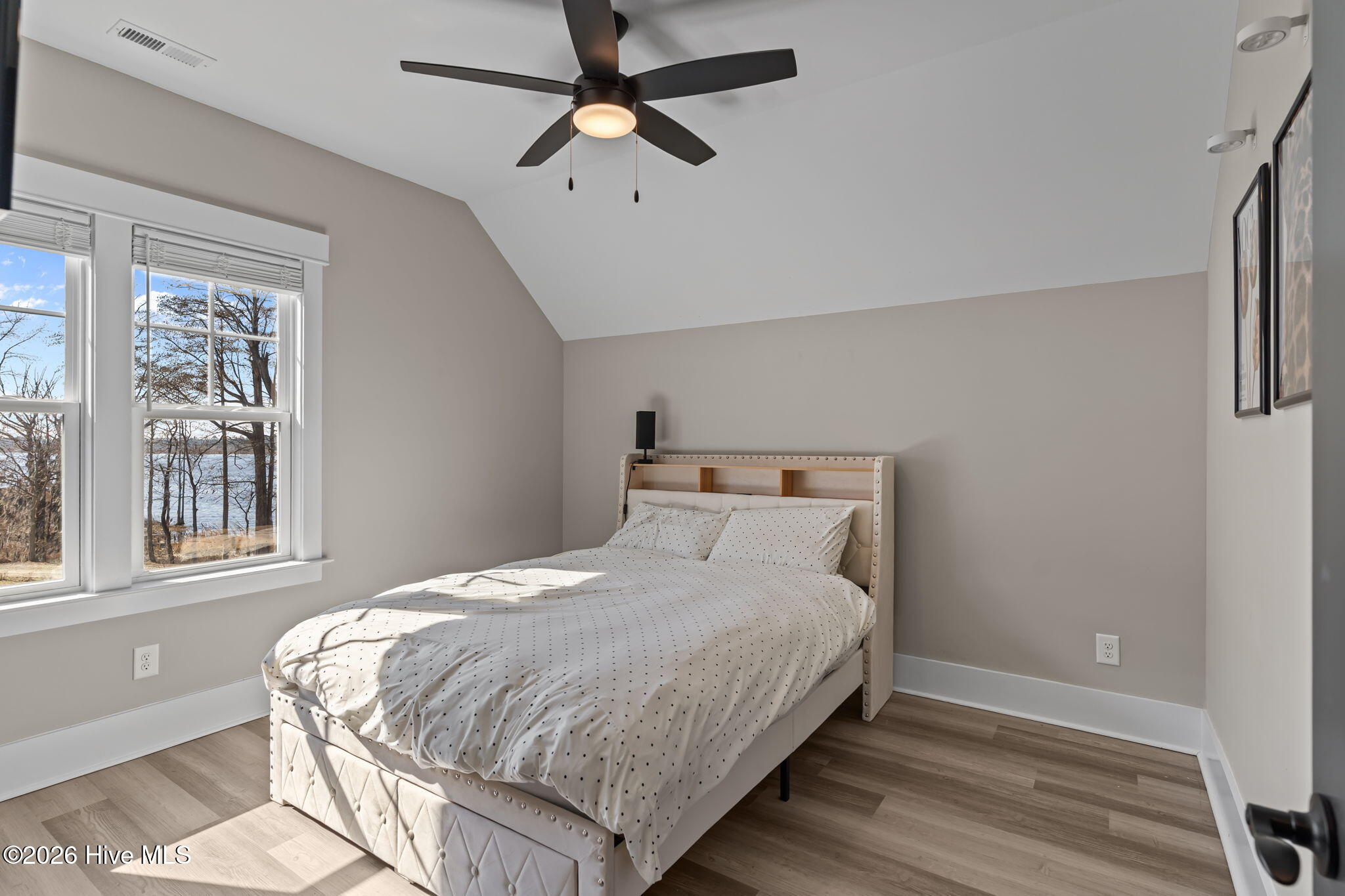 100554448 | Photo 32