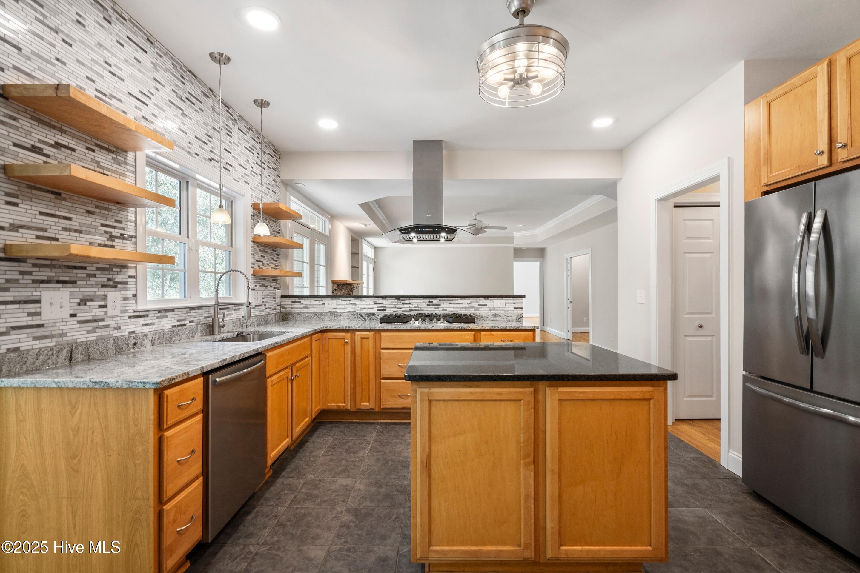 100537413 | Photo 24