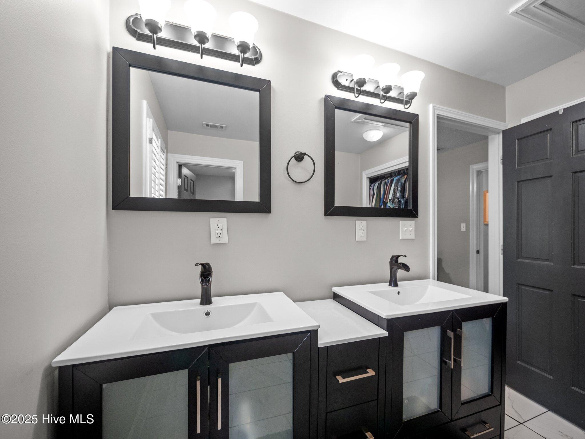 100569850 | Photo 47