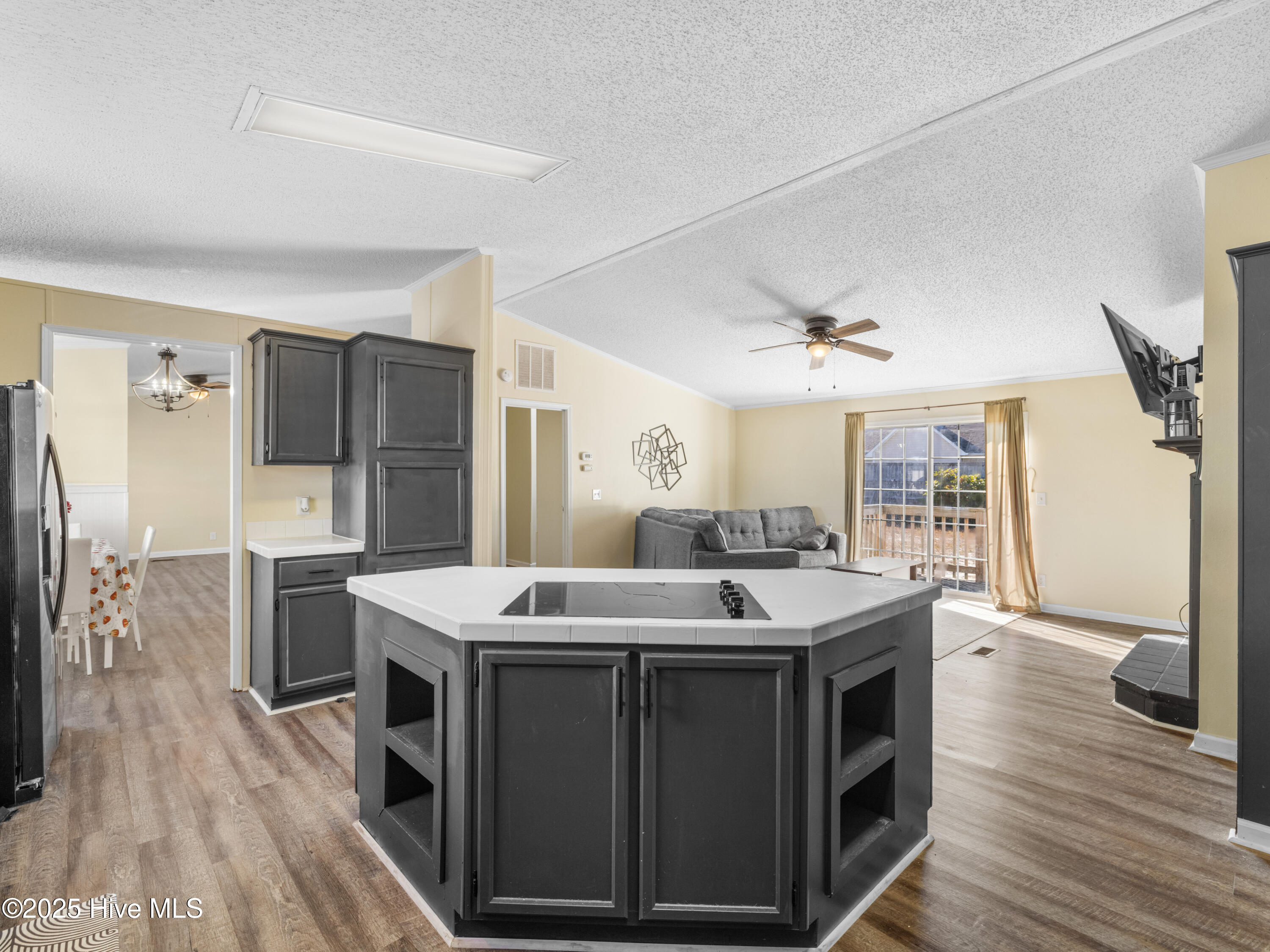 100540090 | Photo 25