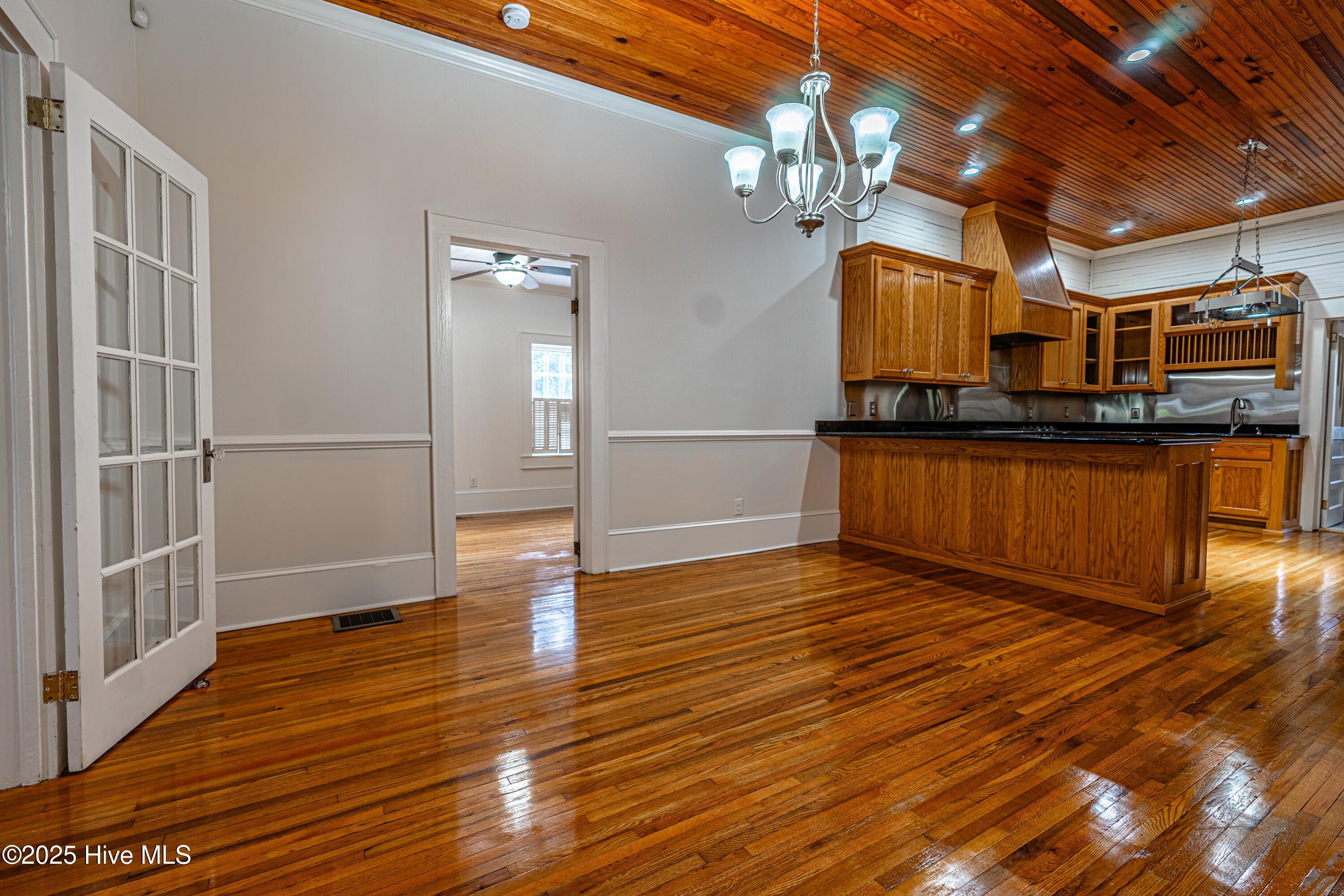 100543227 | Photo 26