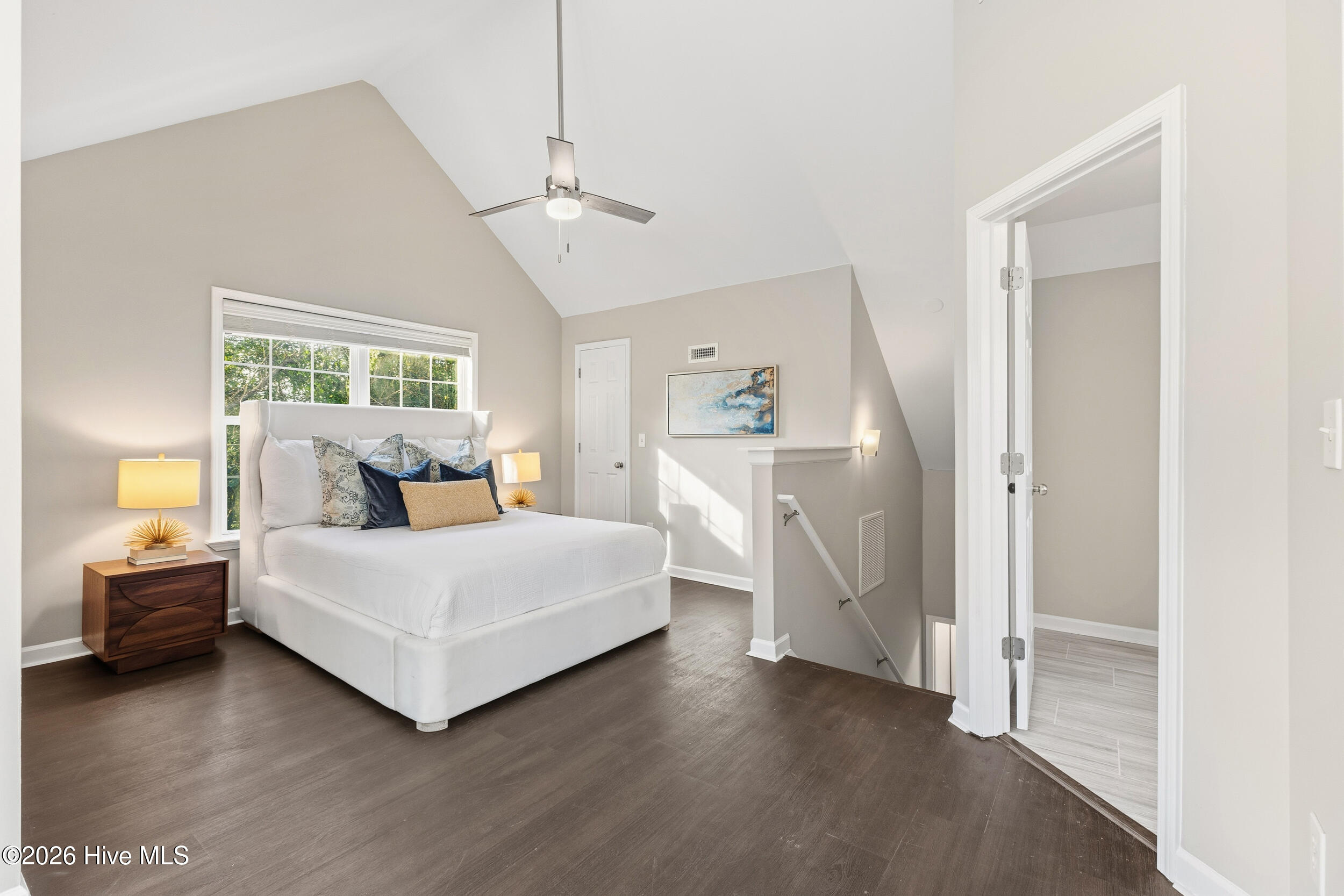 100548014 | Photo 15