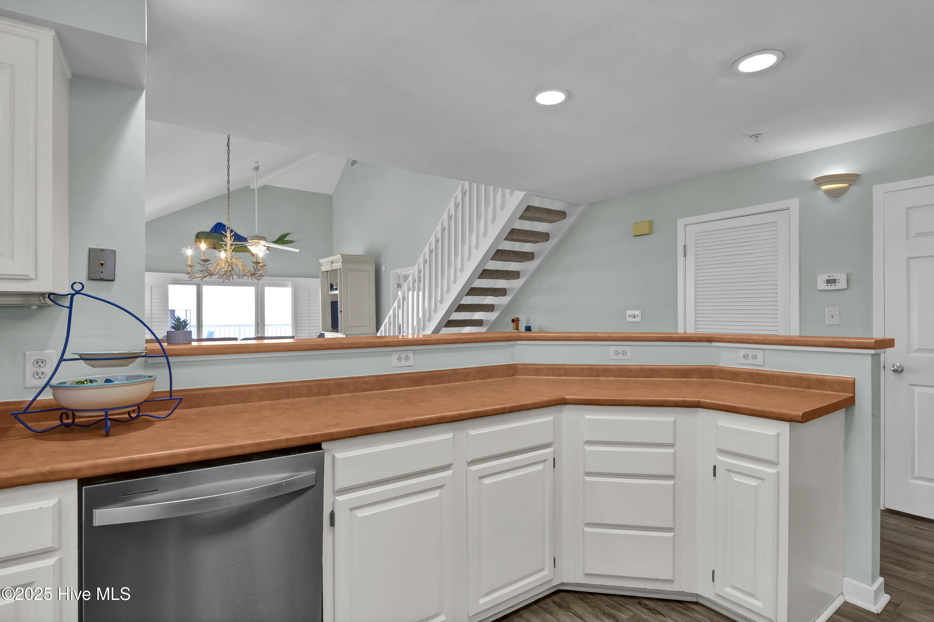 100535604 | Photo 16