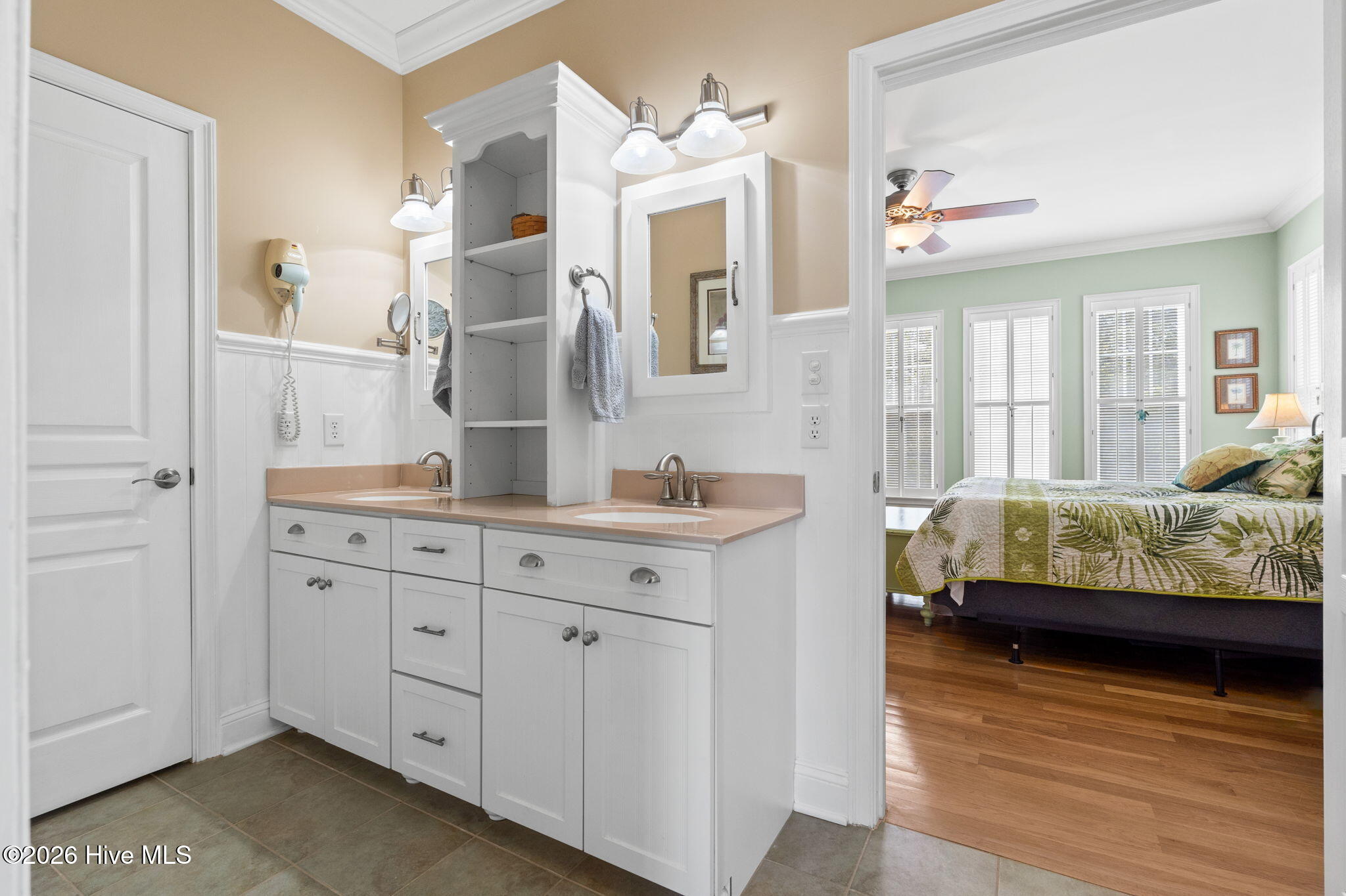 100566344 | Photo 51