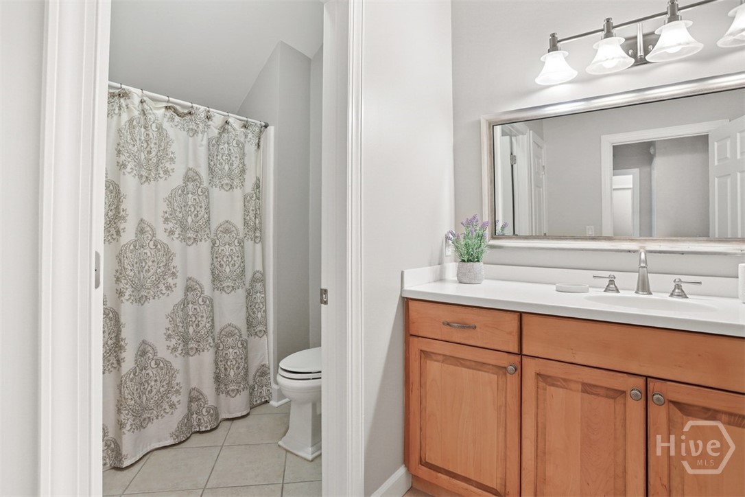 Upstairs guest bath