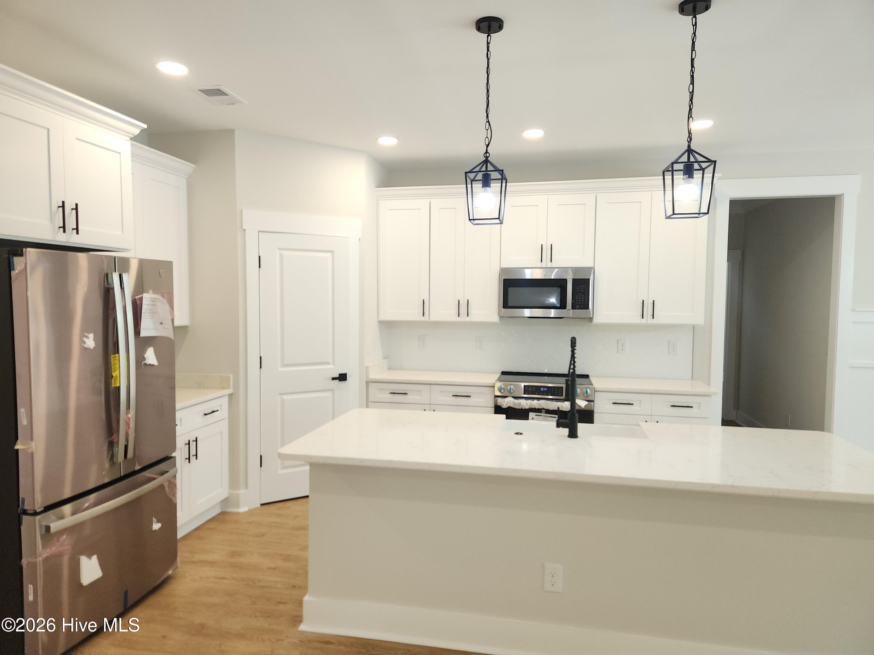 100567730 | Photo 12