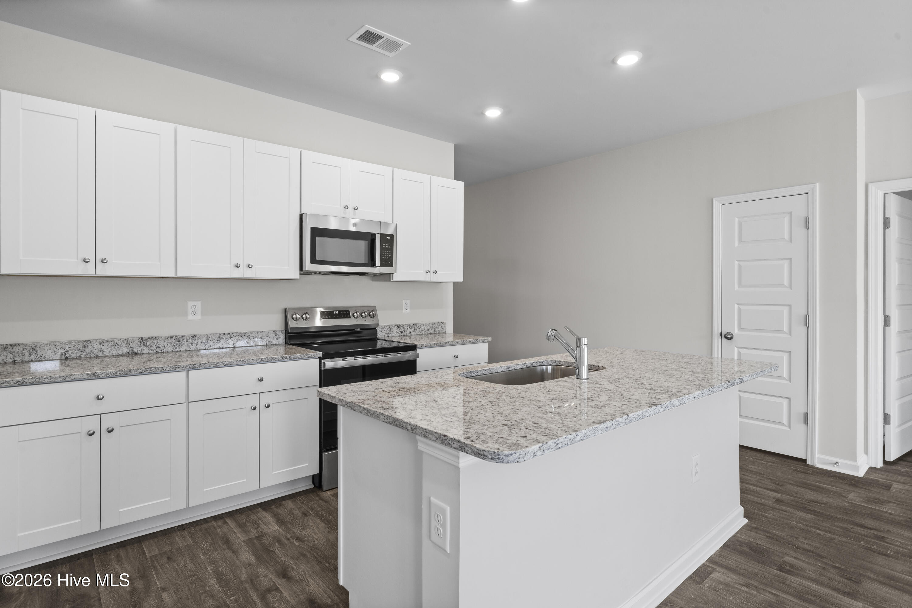 100557776 | Photo 13