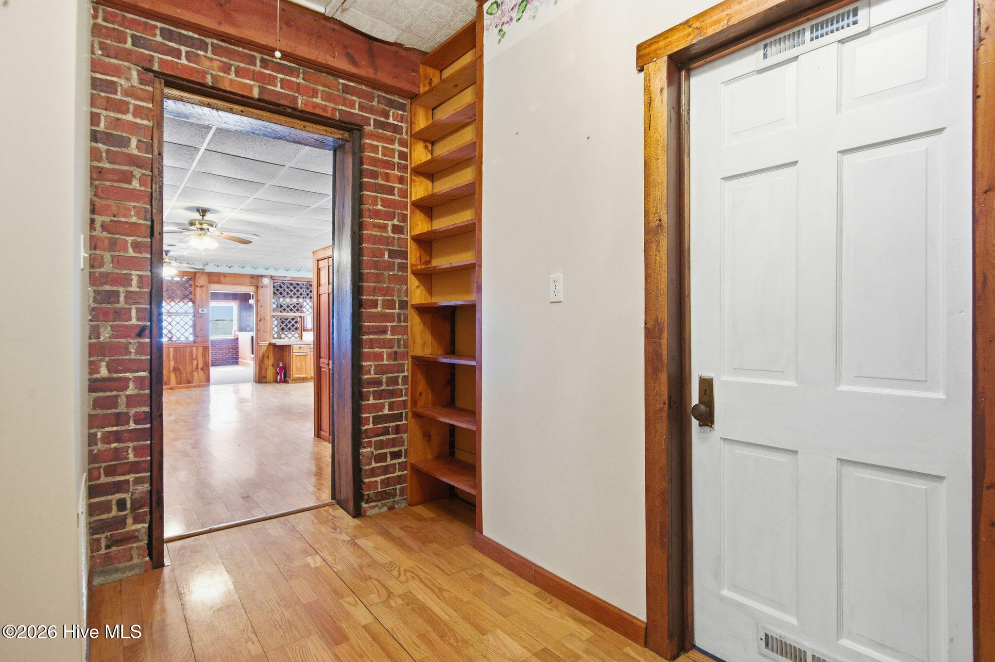 100561889 | Photo 16