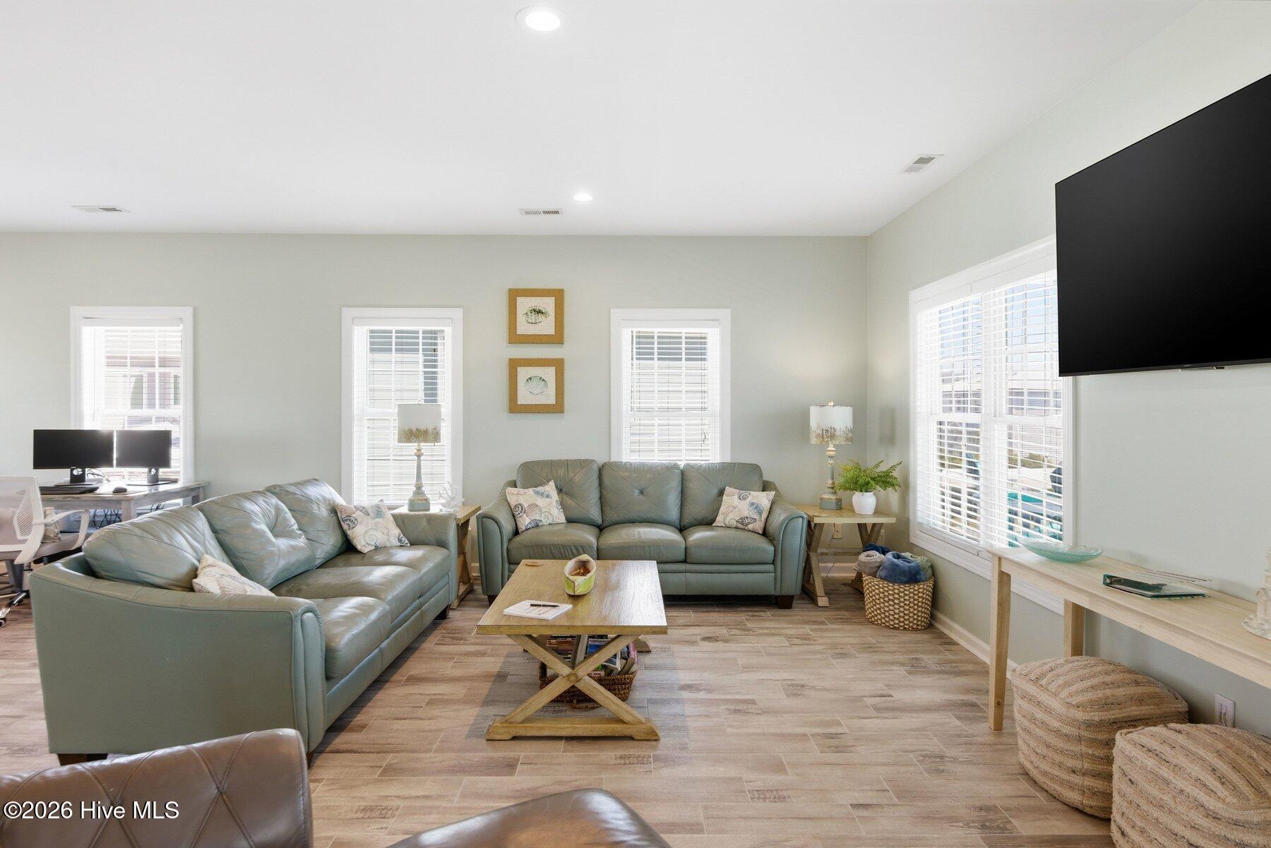 100570503 | Photo 16