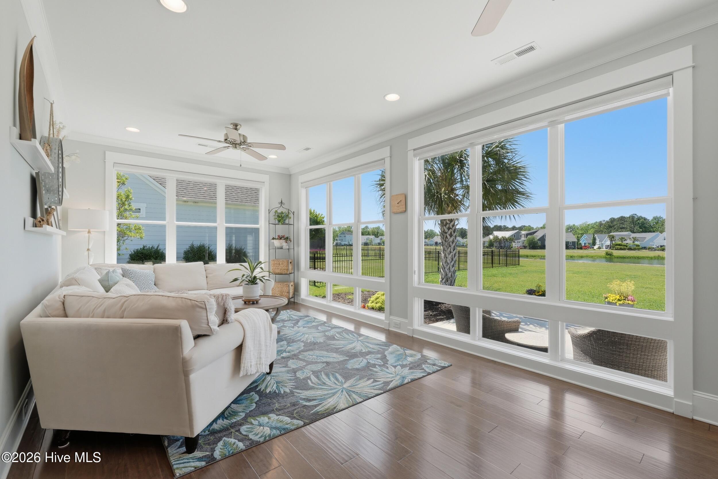 100567823 | Photo 32