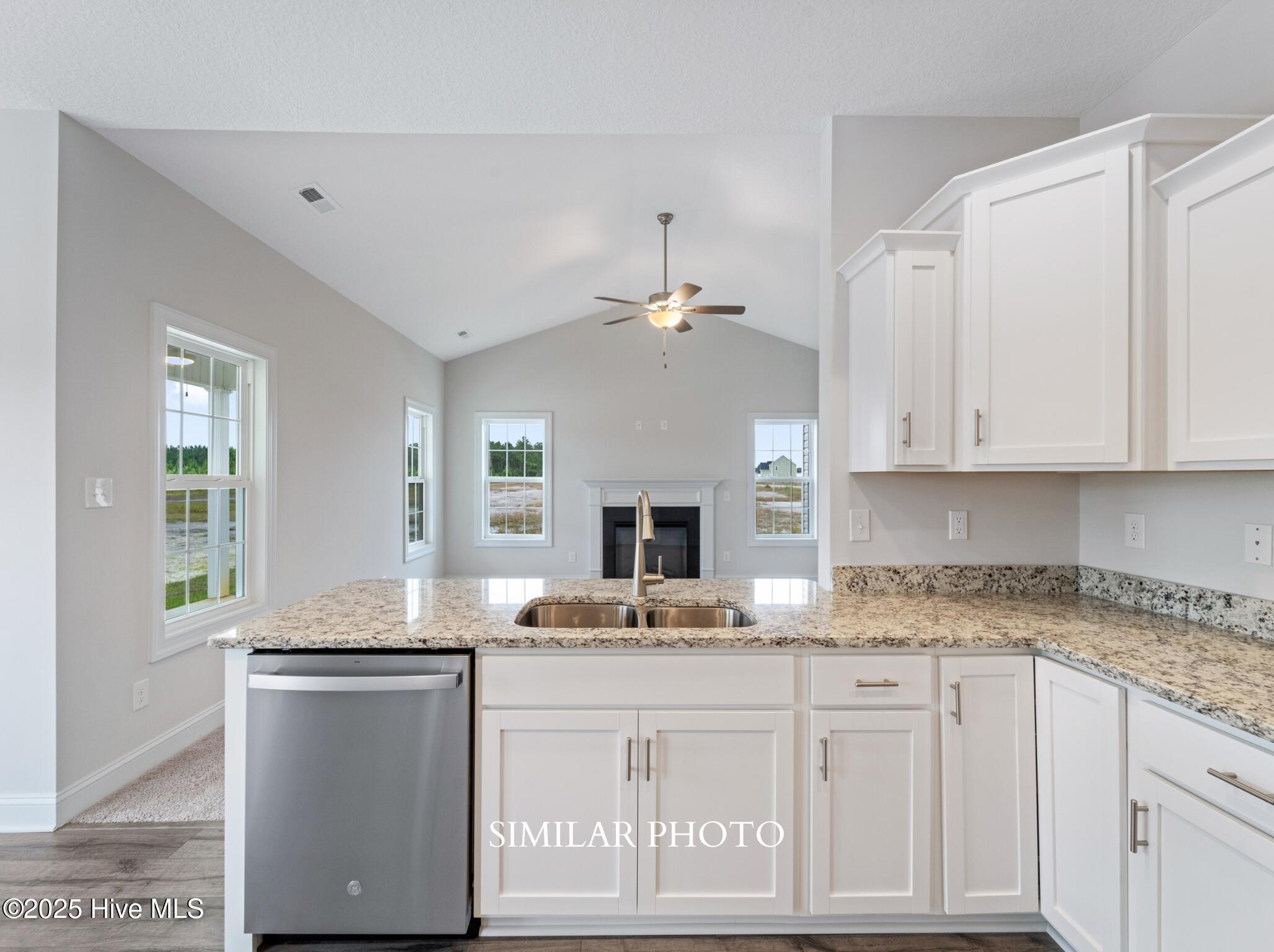 100535928 | Photo 14