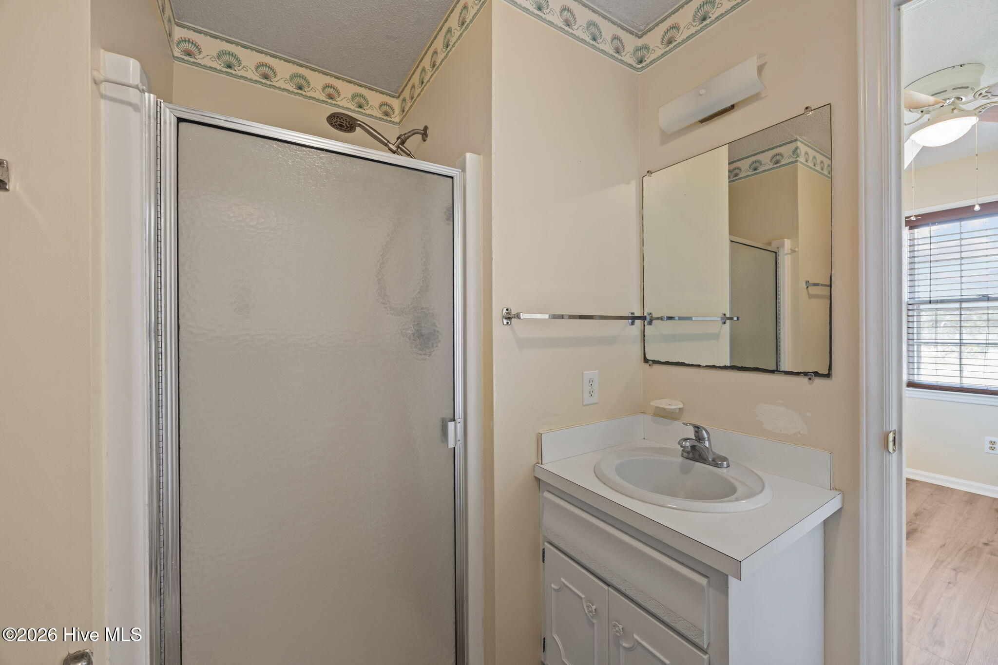 100562475 | Photo 24