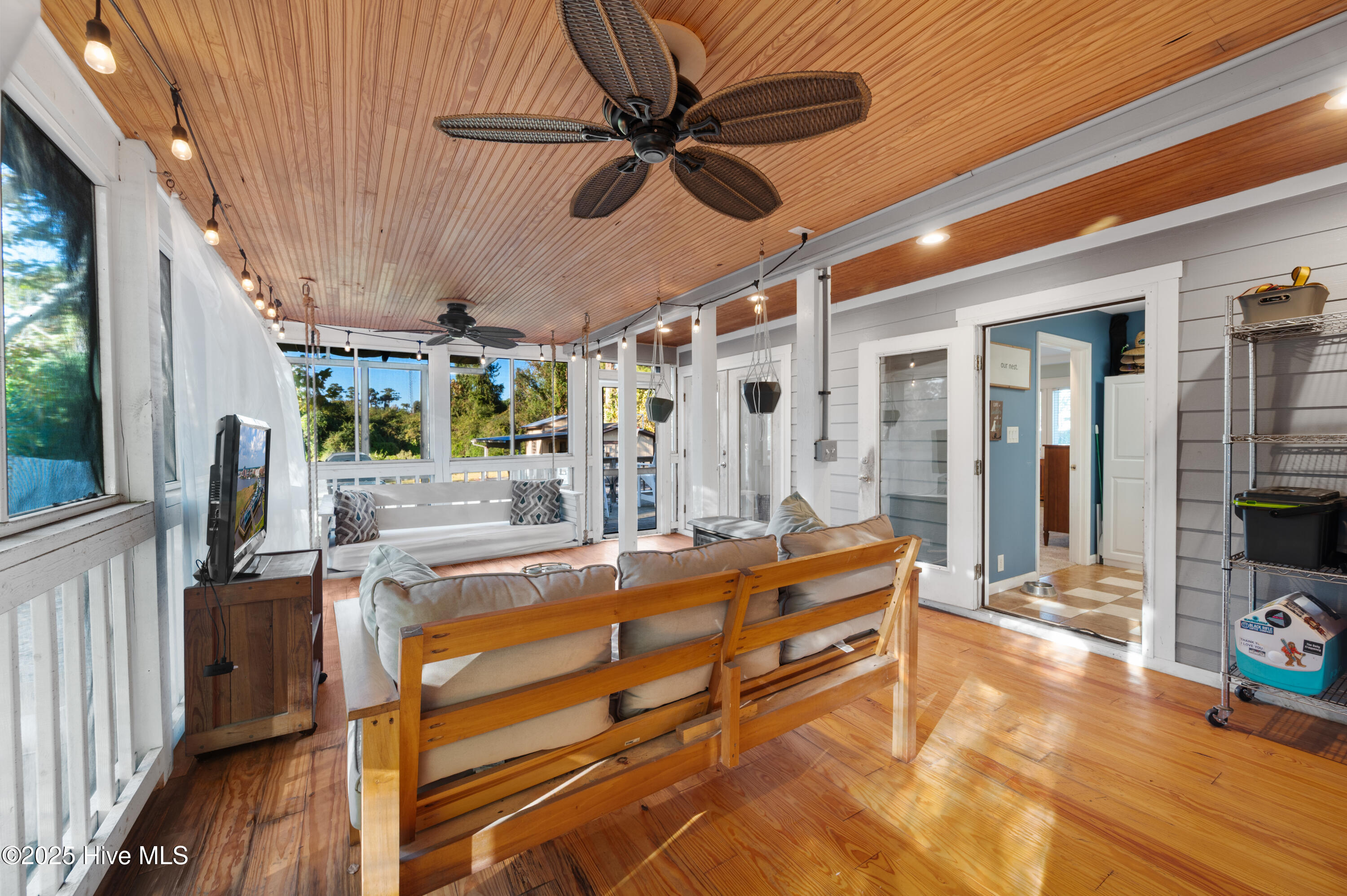 100542345 | Photo 33