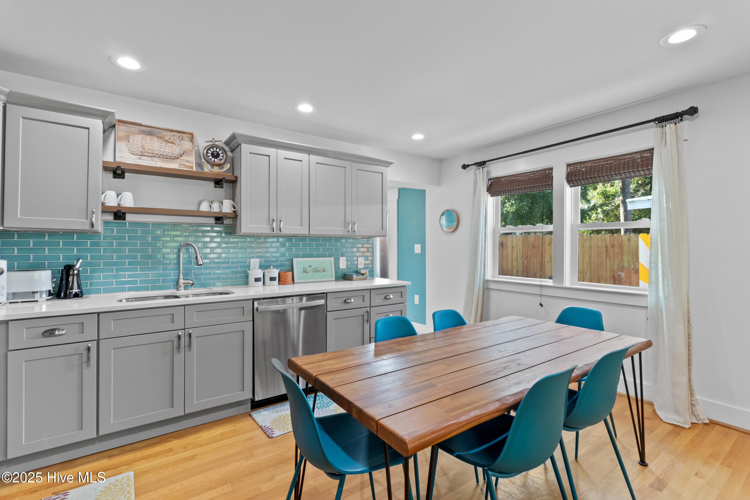 100526770 | Photo 12