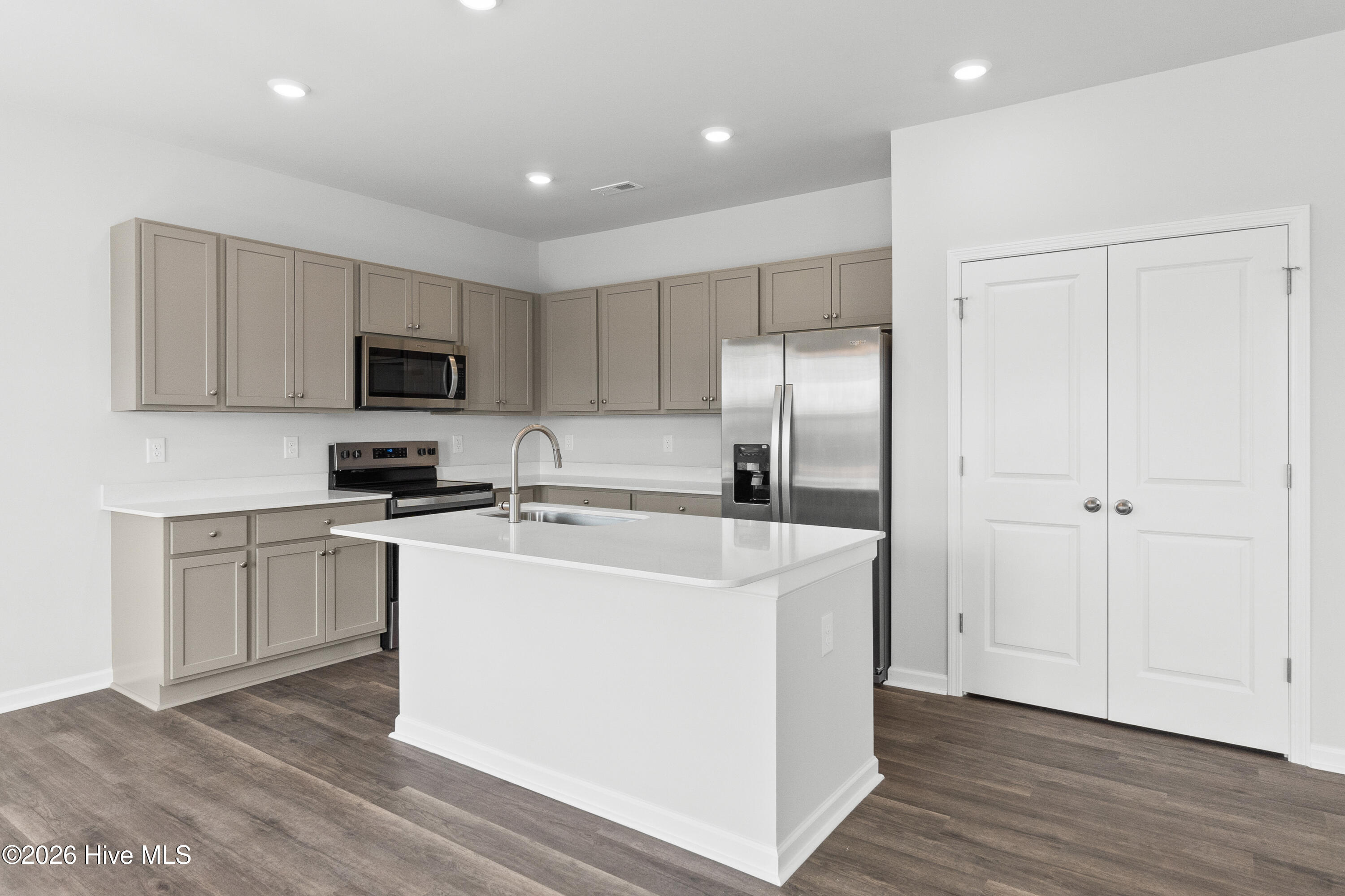 100538143 | Photo 13