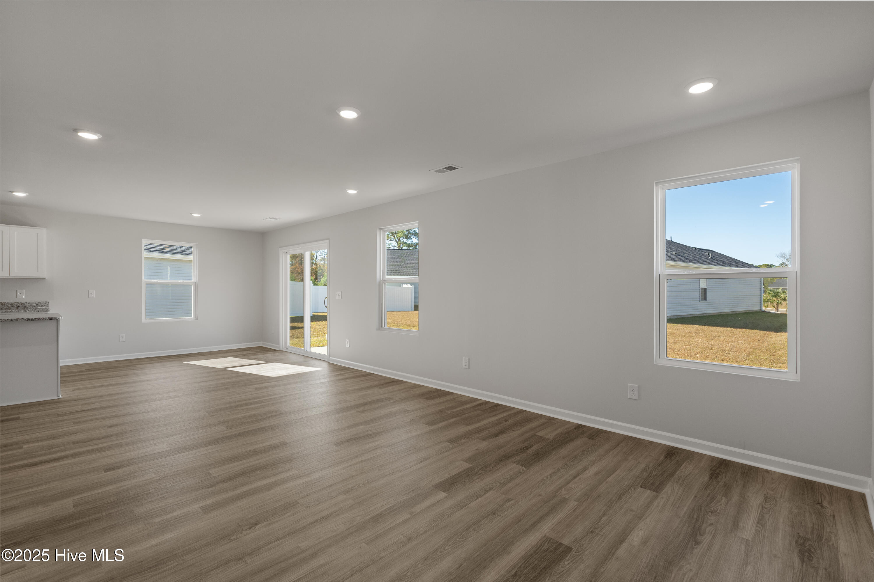 100528310 | Photo 11