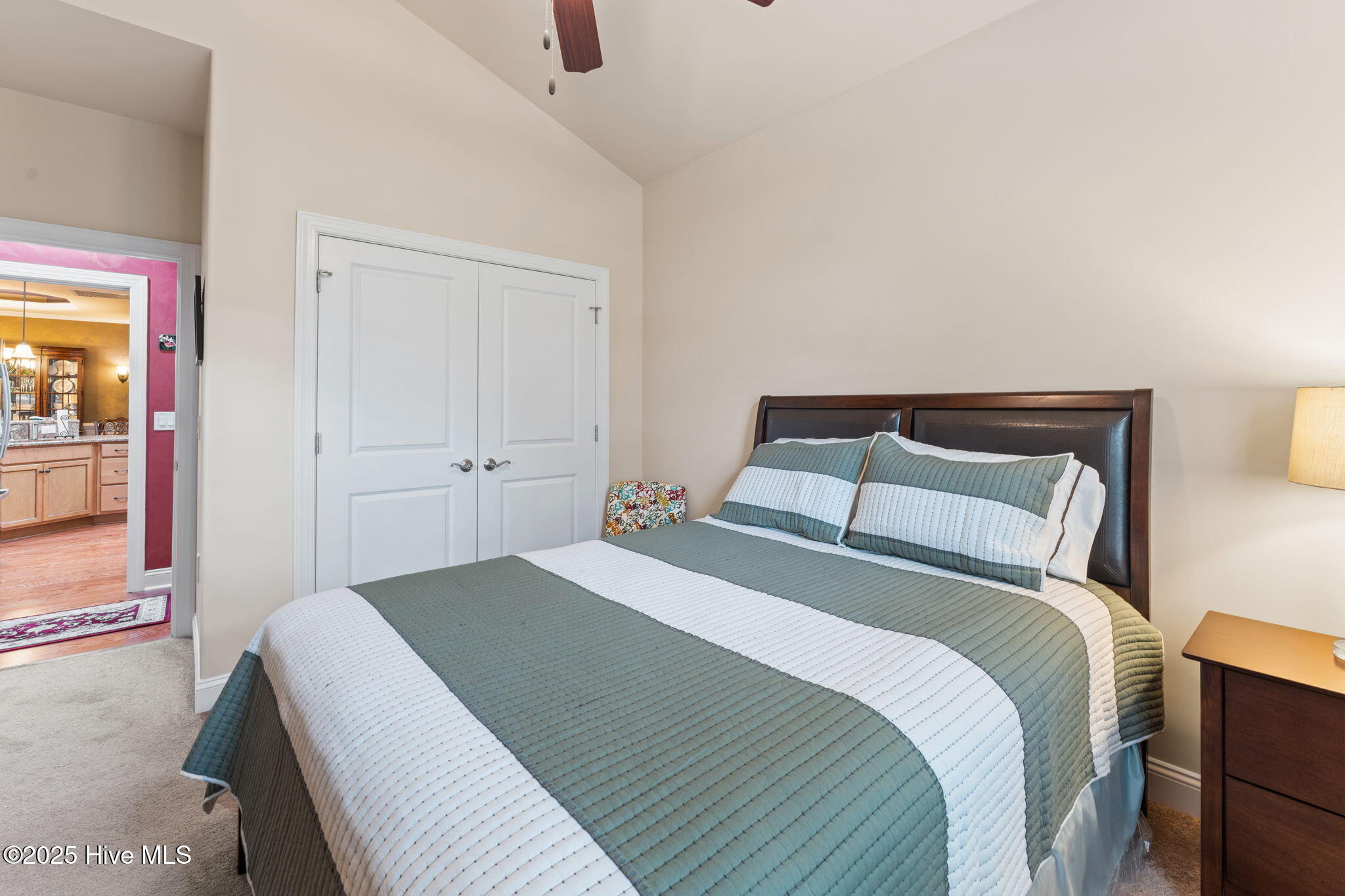 100515230 | Photo 33