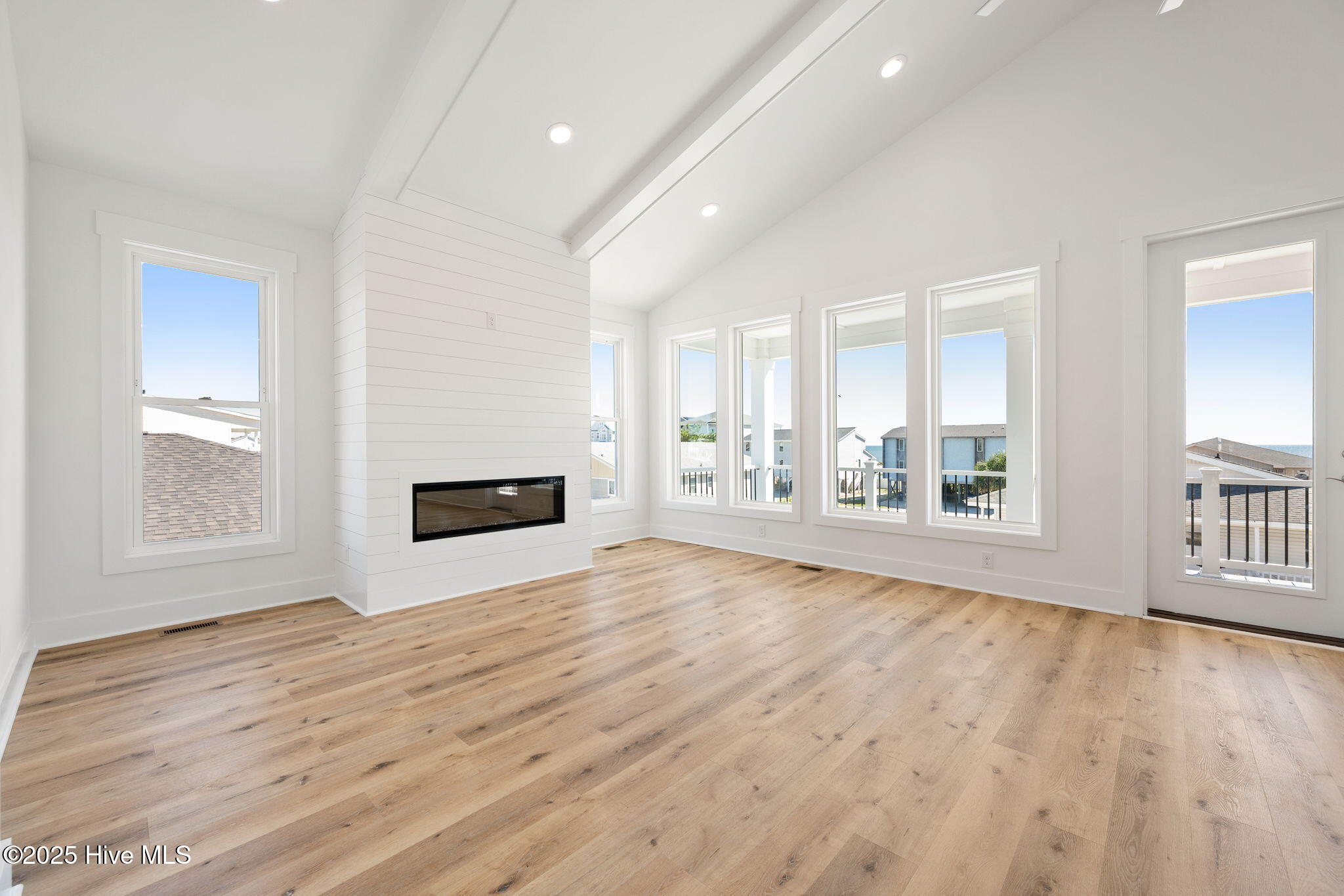 100525403 | Photo 15