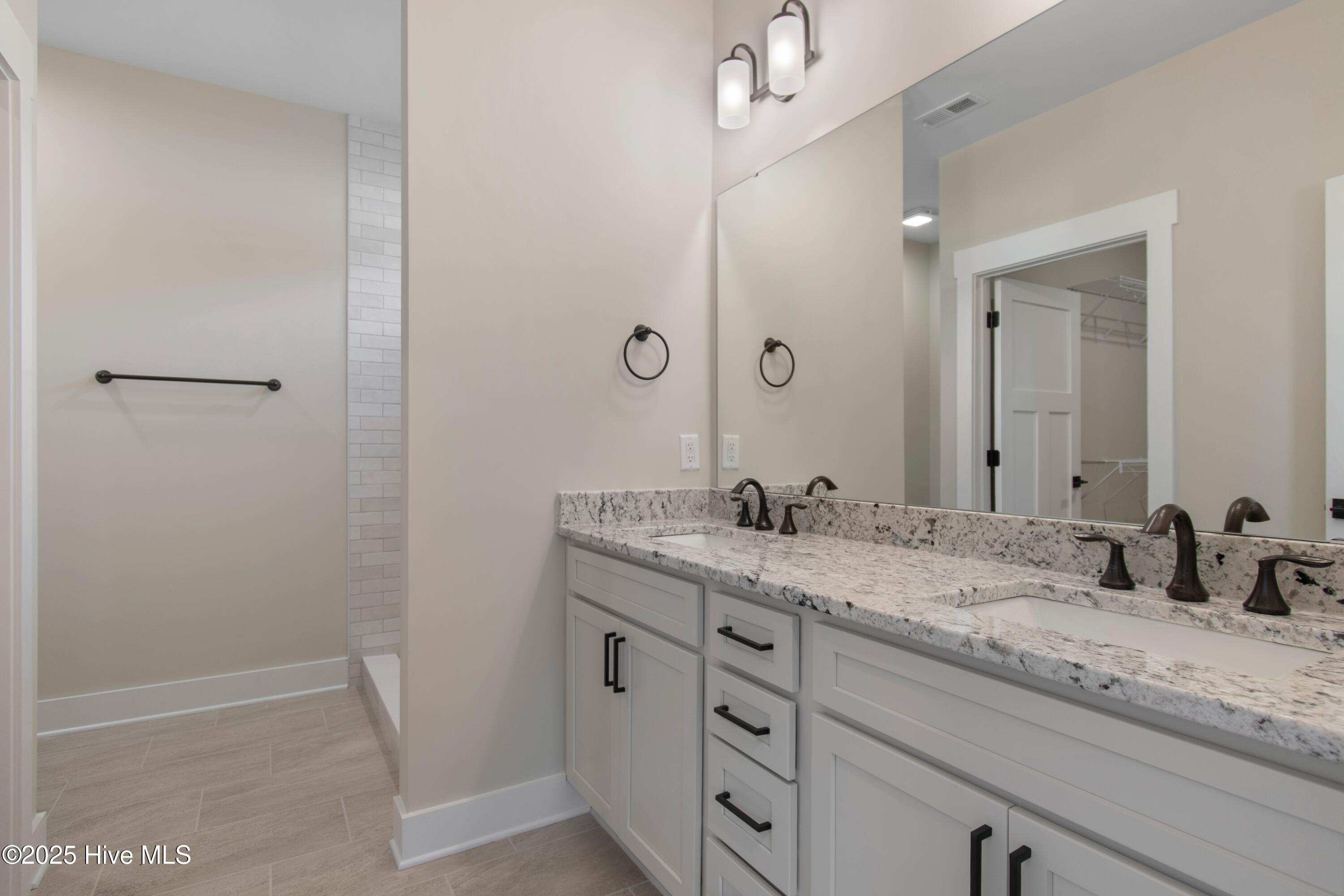 100520444 | Photo 35