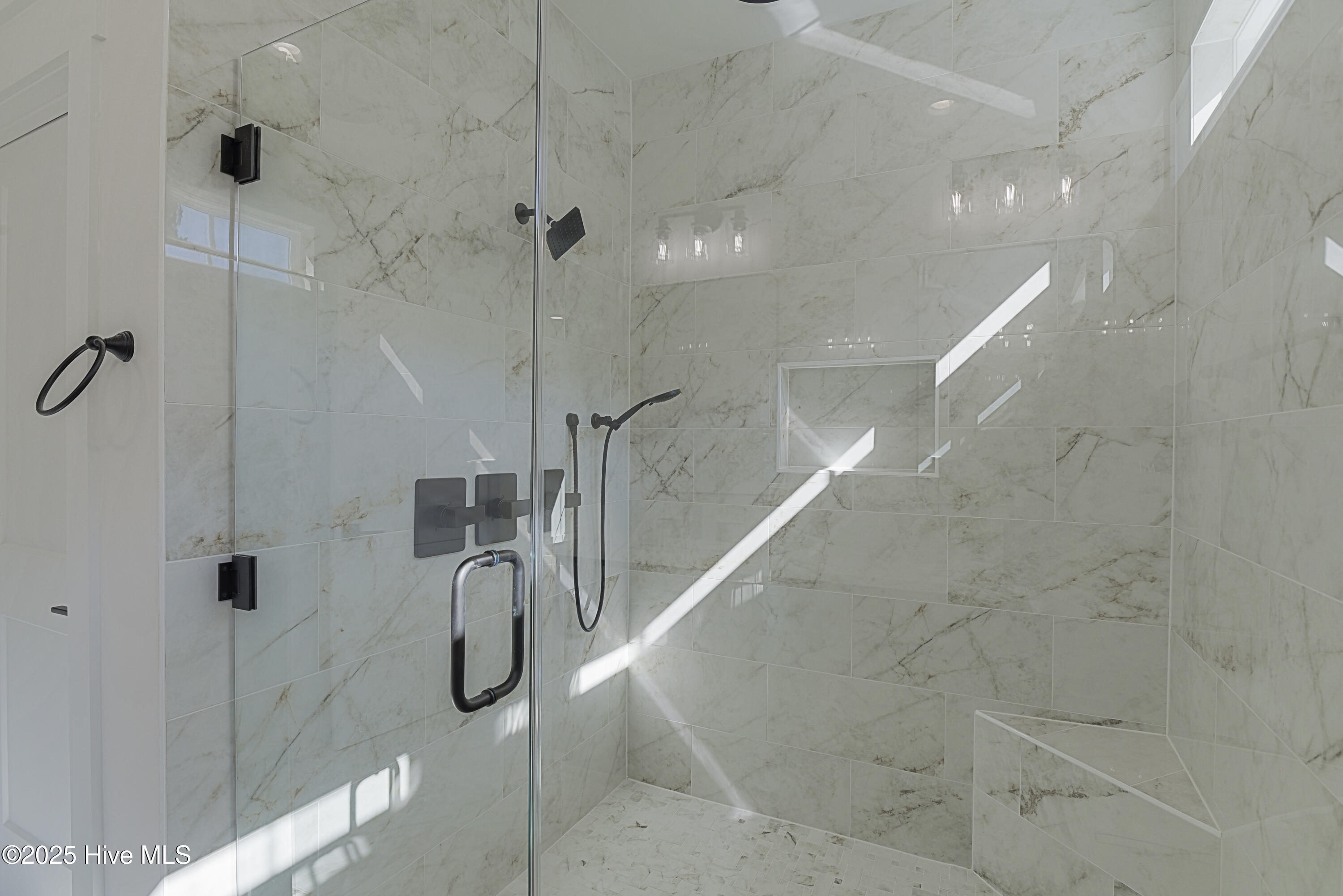 100541947 | Photo 40