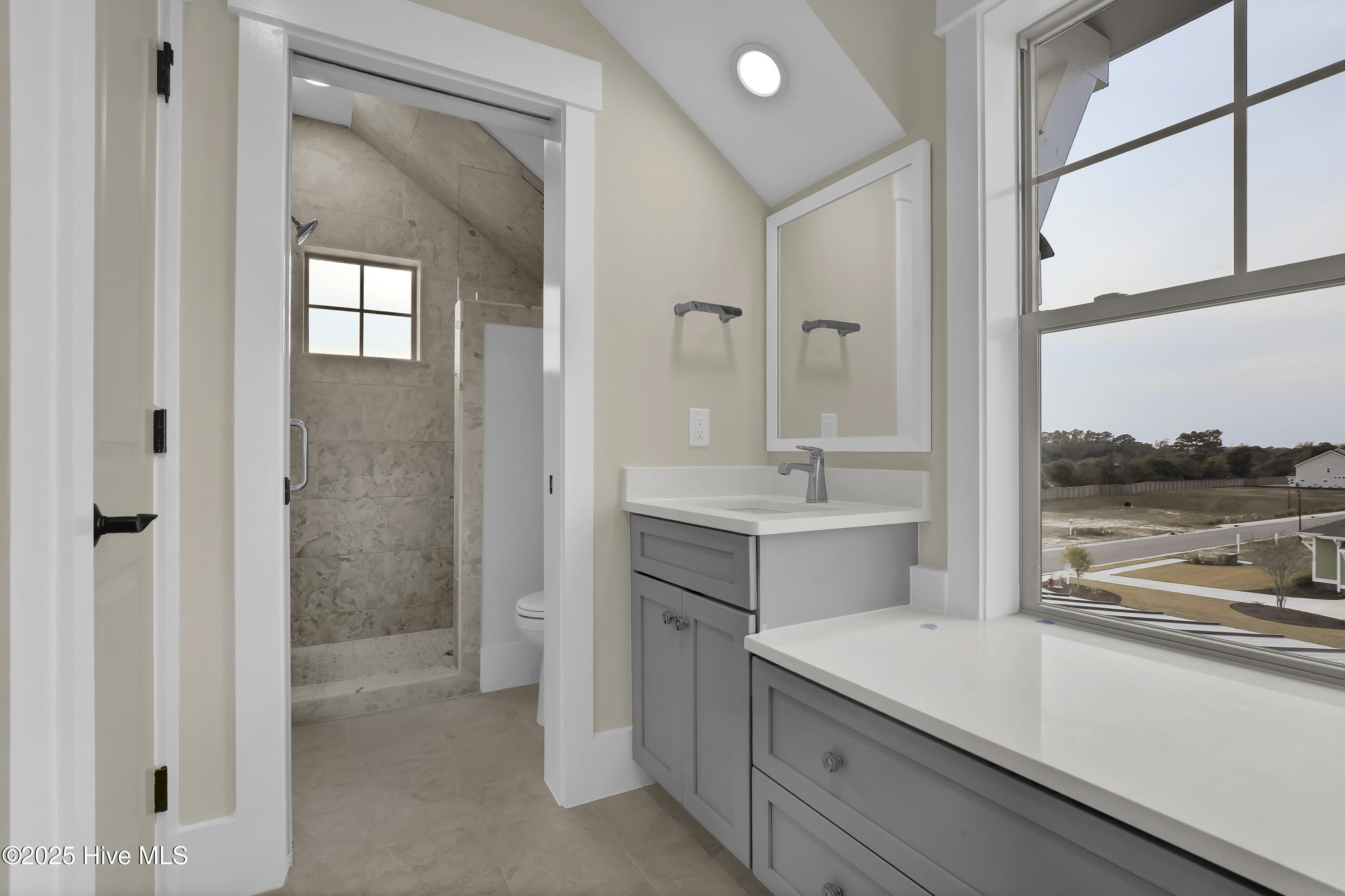 100490520 | Photo 22