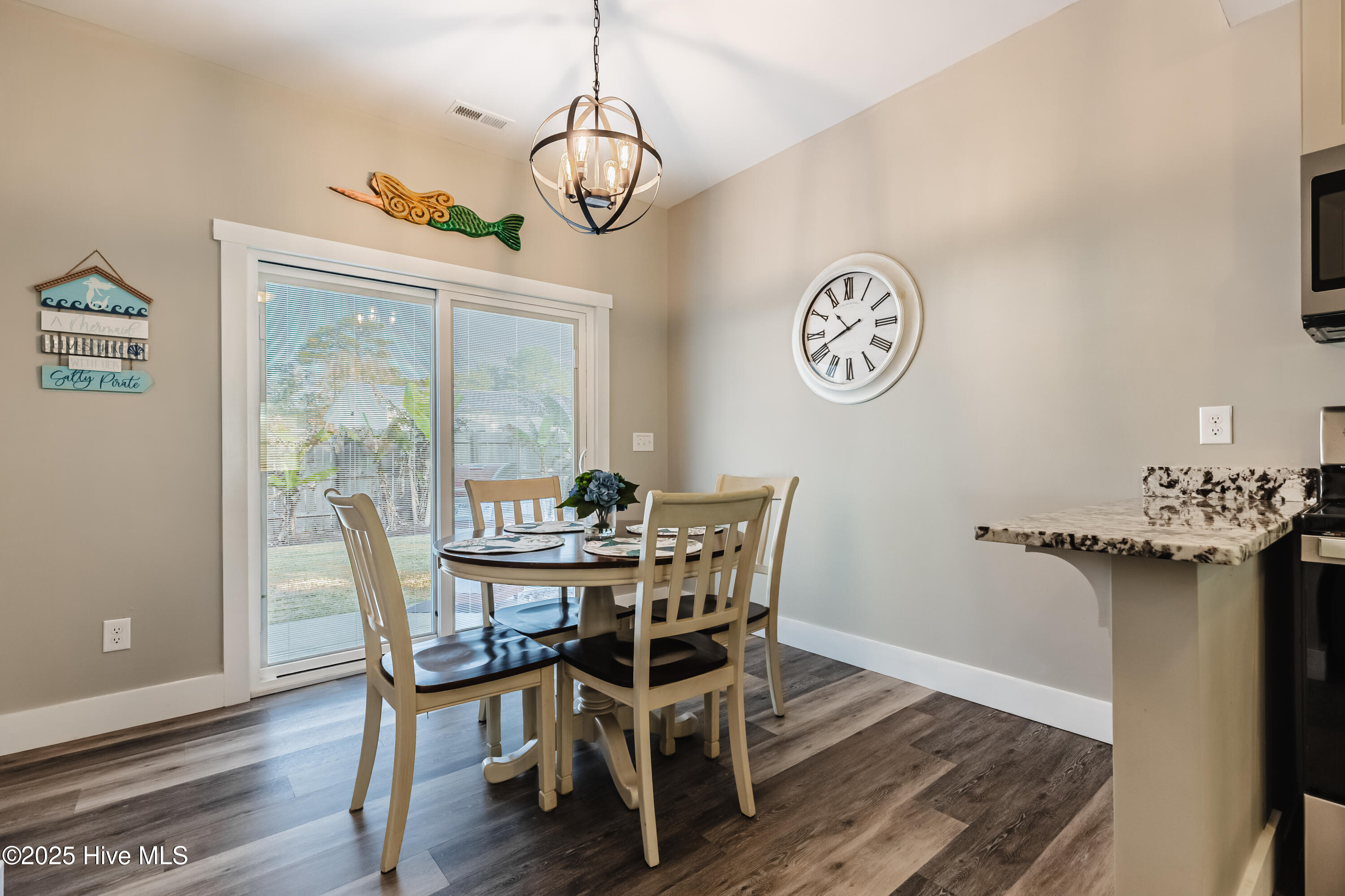 100542637 | Photo 31