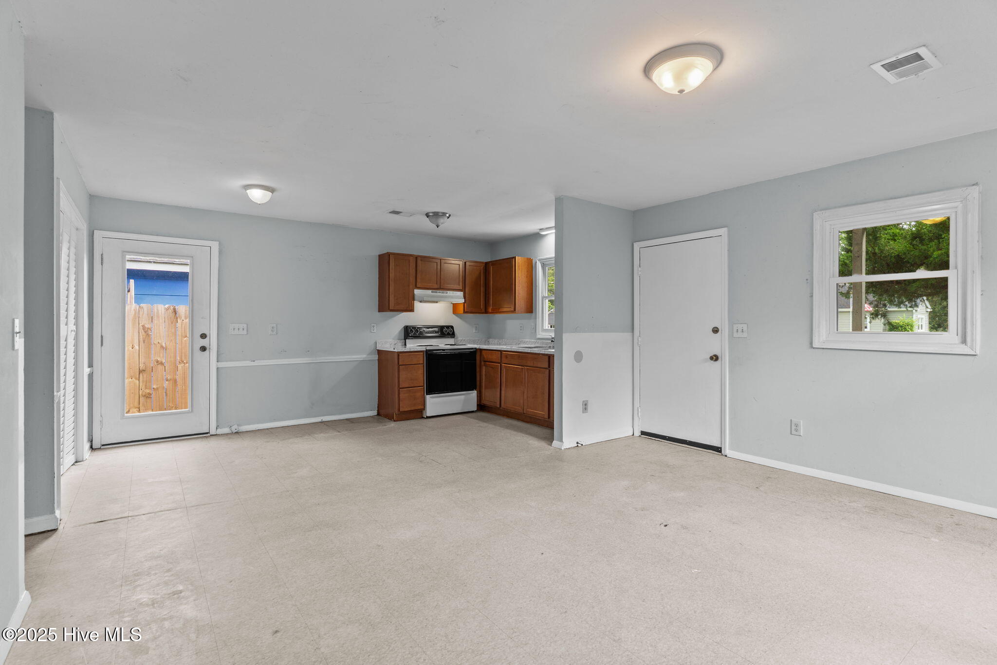 100528718 | Photo 10