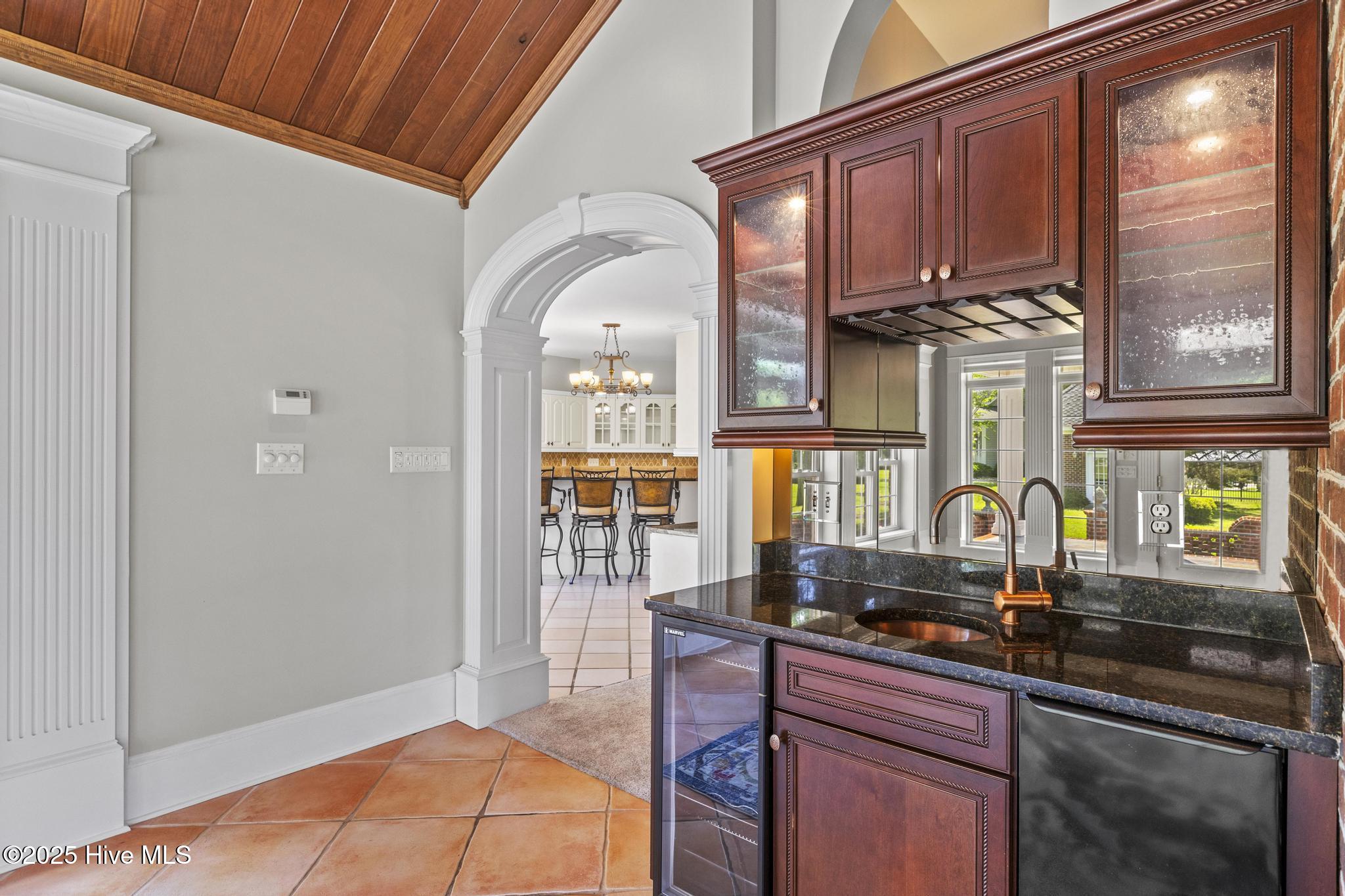 100508292 | Photo 19