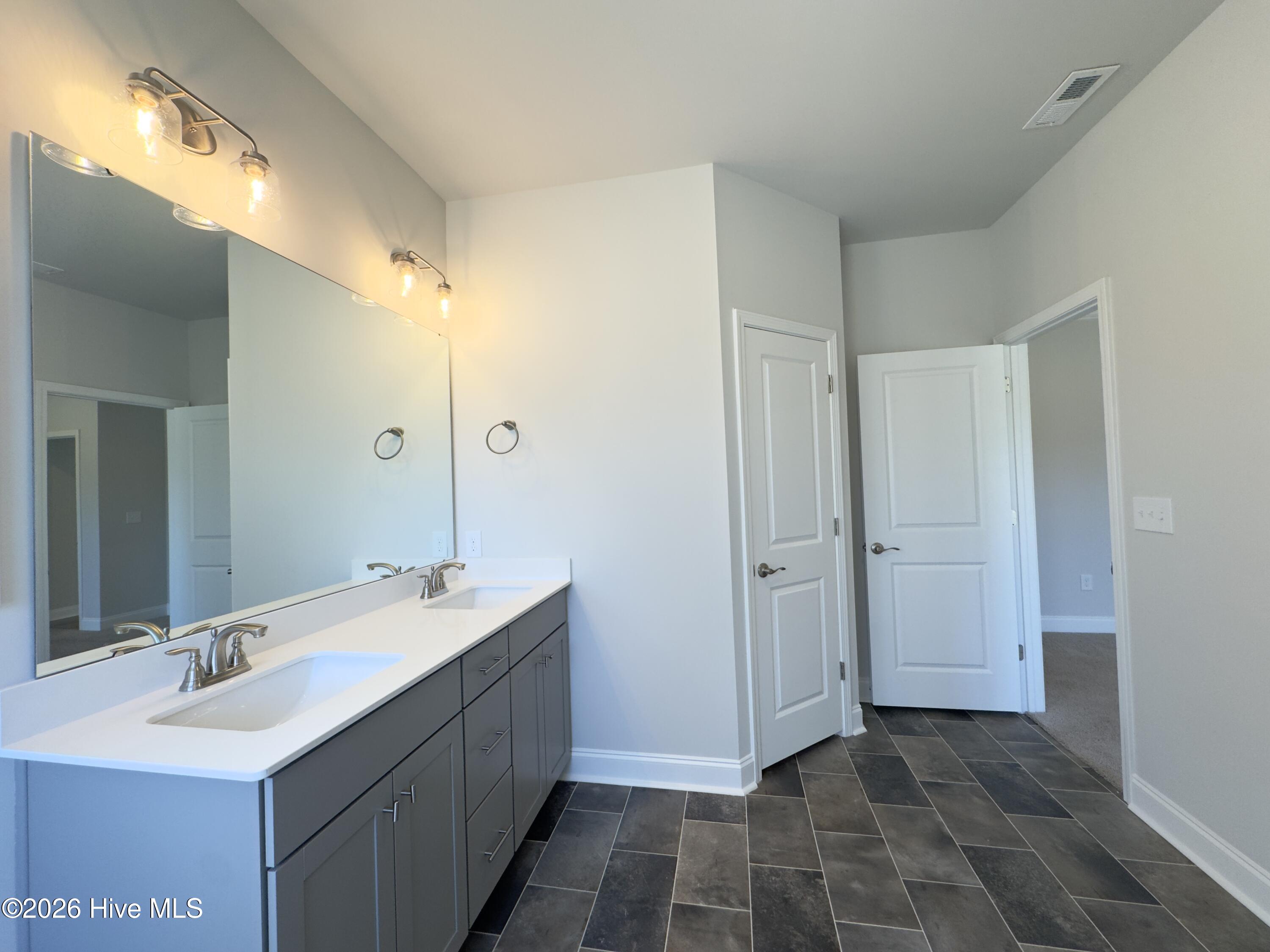 100563341 | Photo 17