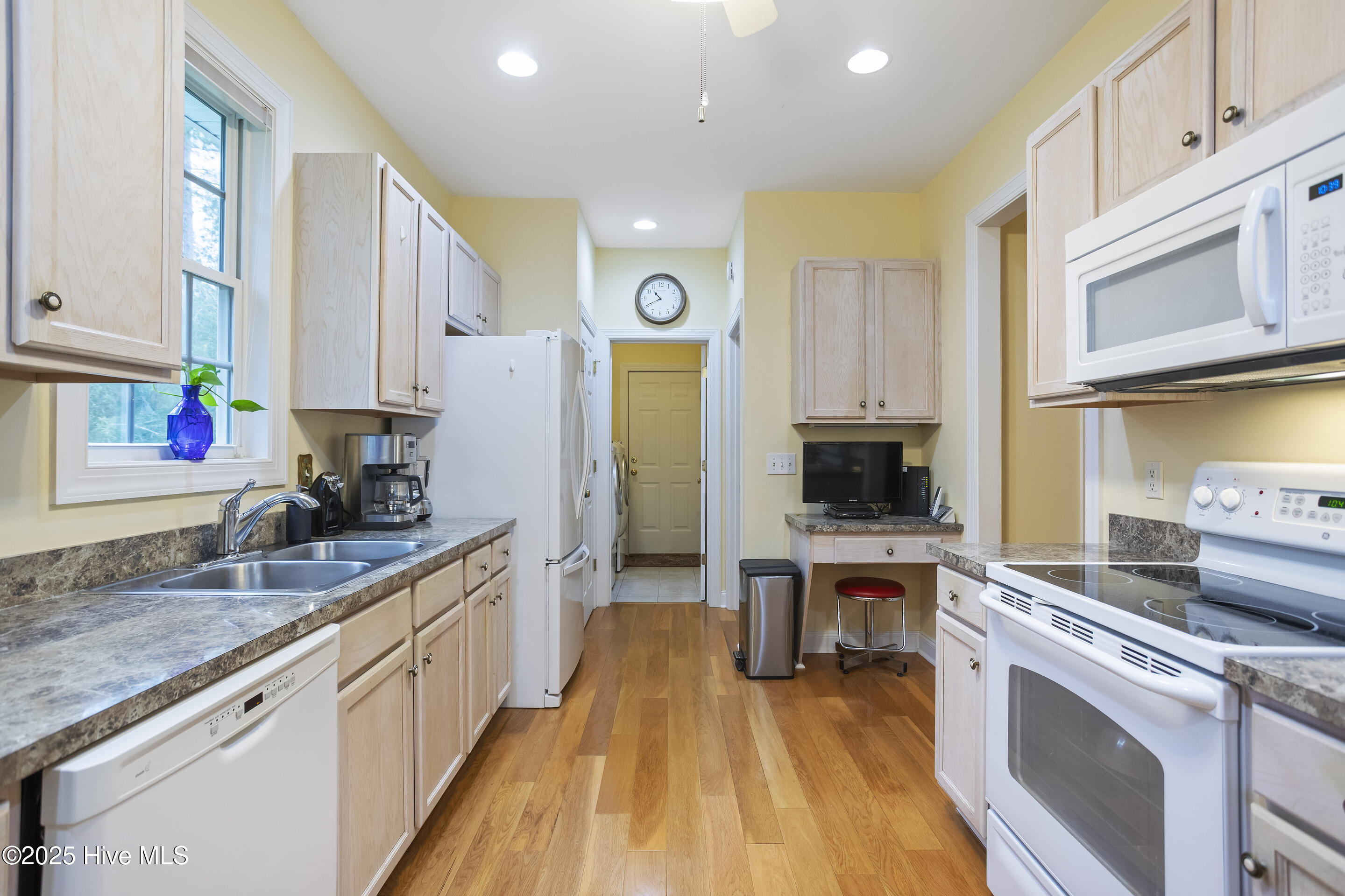 100528316 | Photo 24