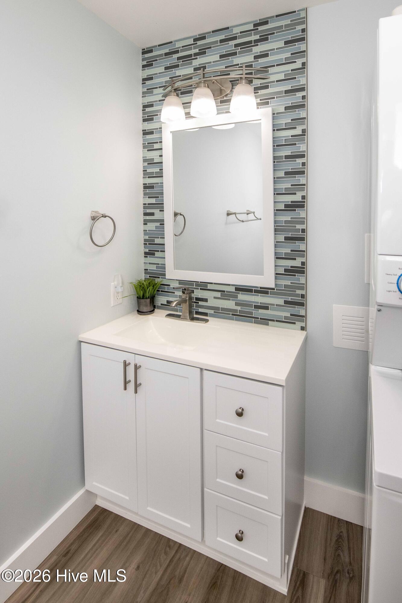 100563041 | Photo 43