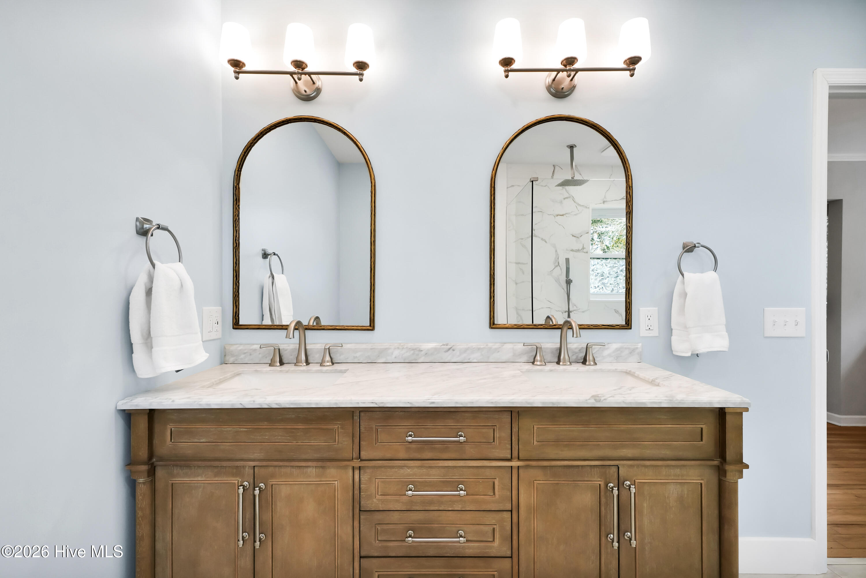 100557900 | Photo 28