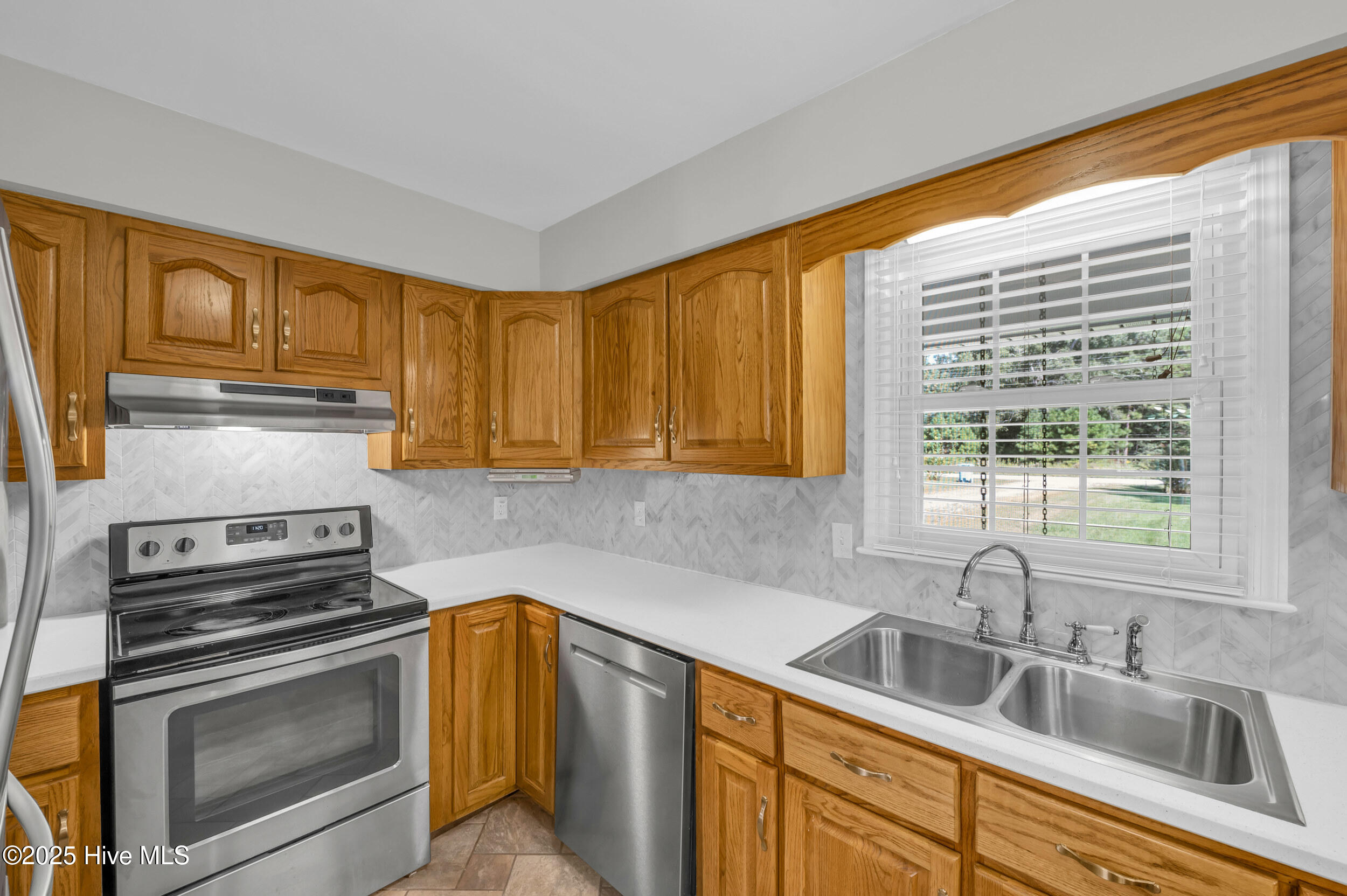 100532115 | Photo 11