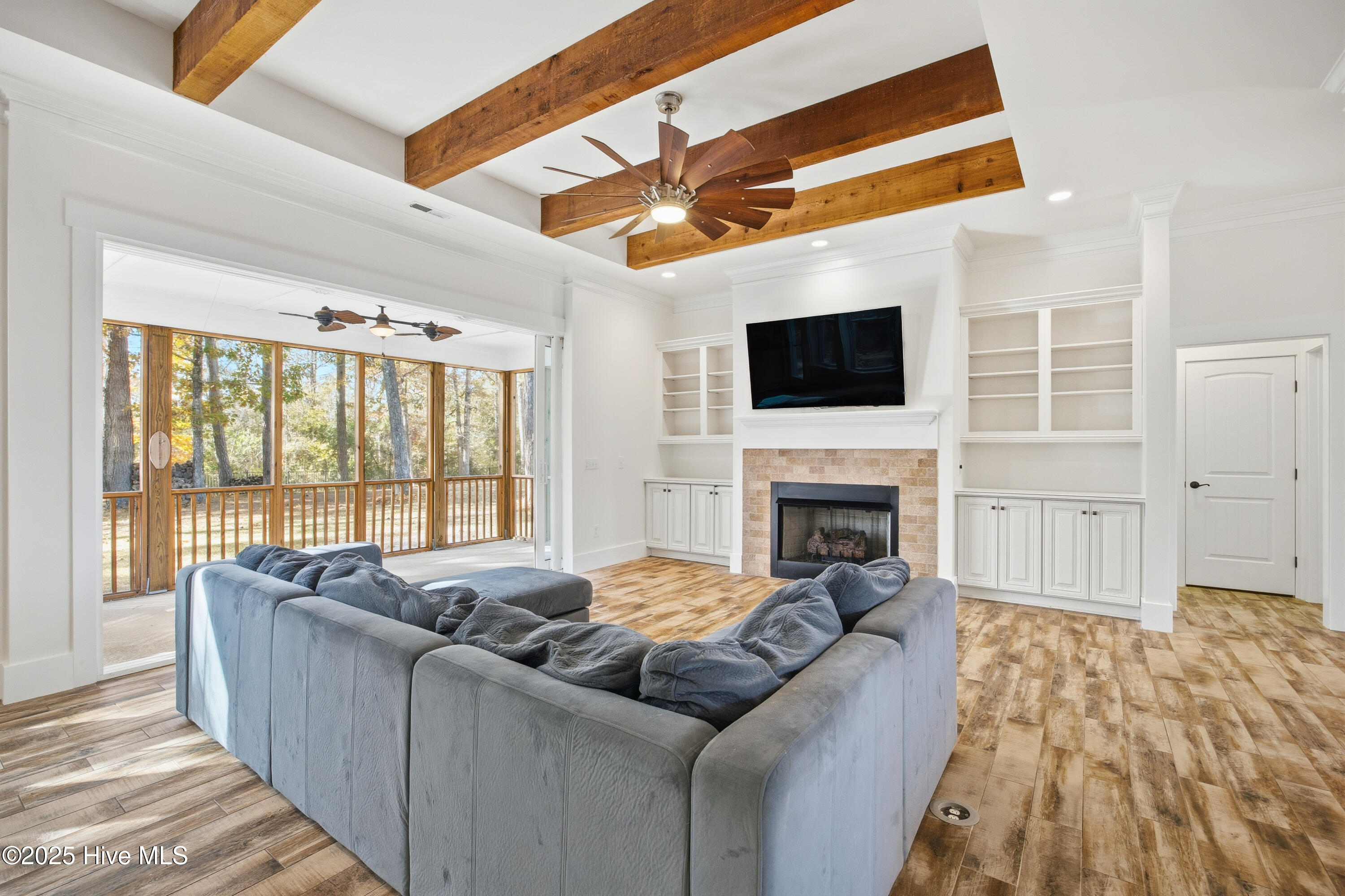 100541588 | Photo 16