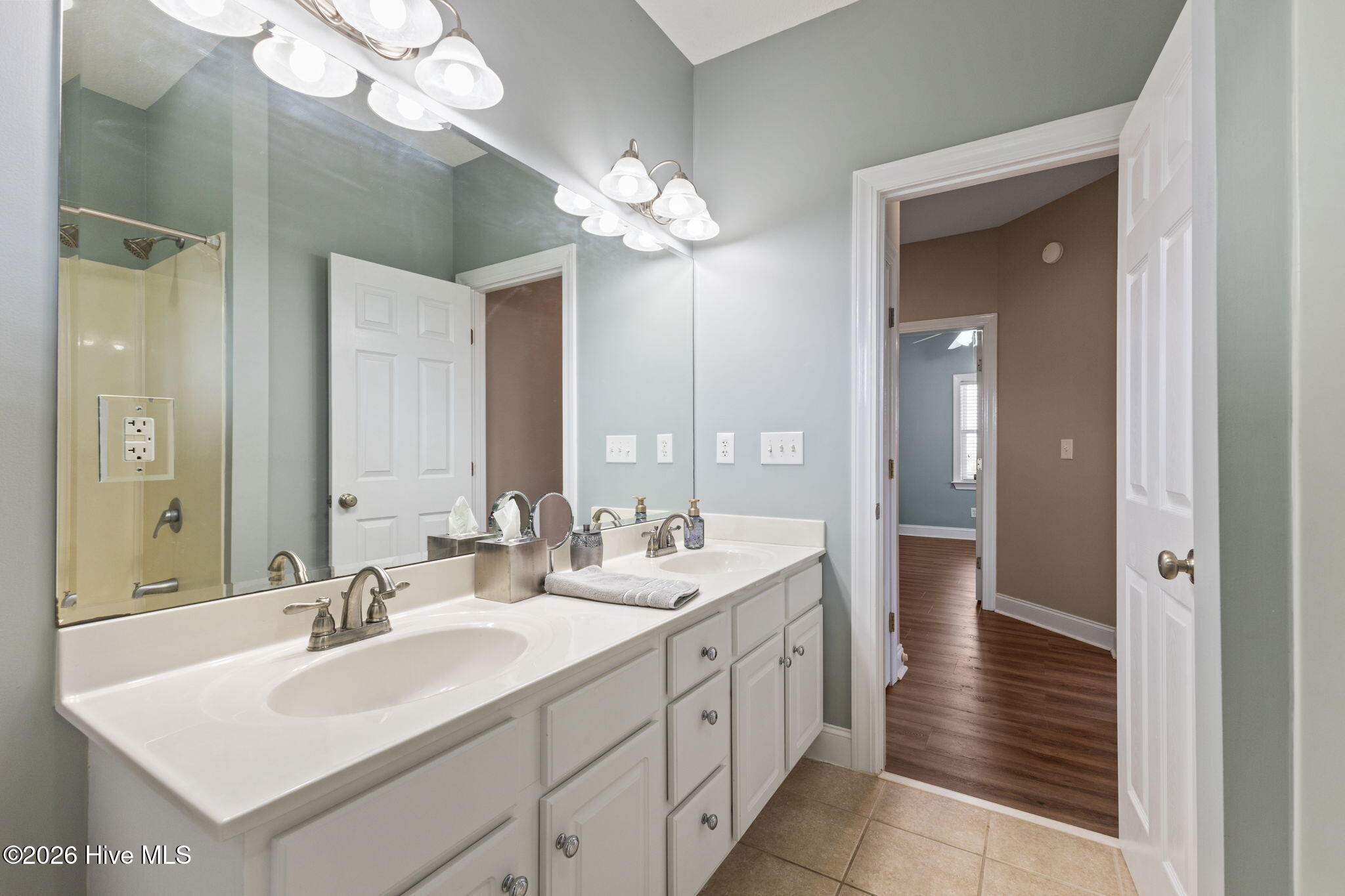 100563180 | Photo 37