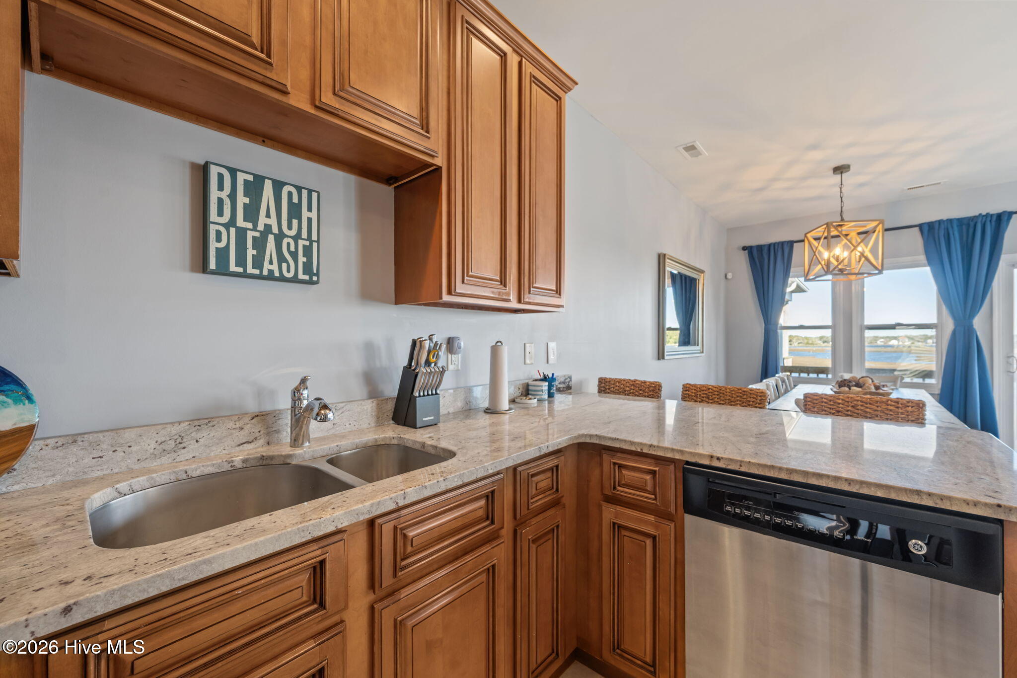 100560974 | Photo 14