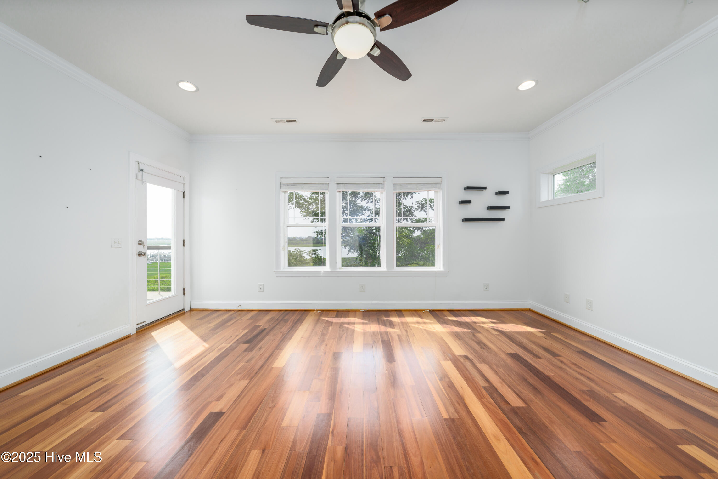 100510082 | Photo 36