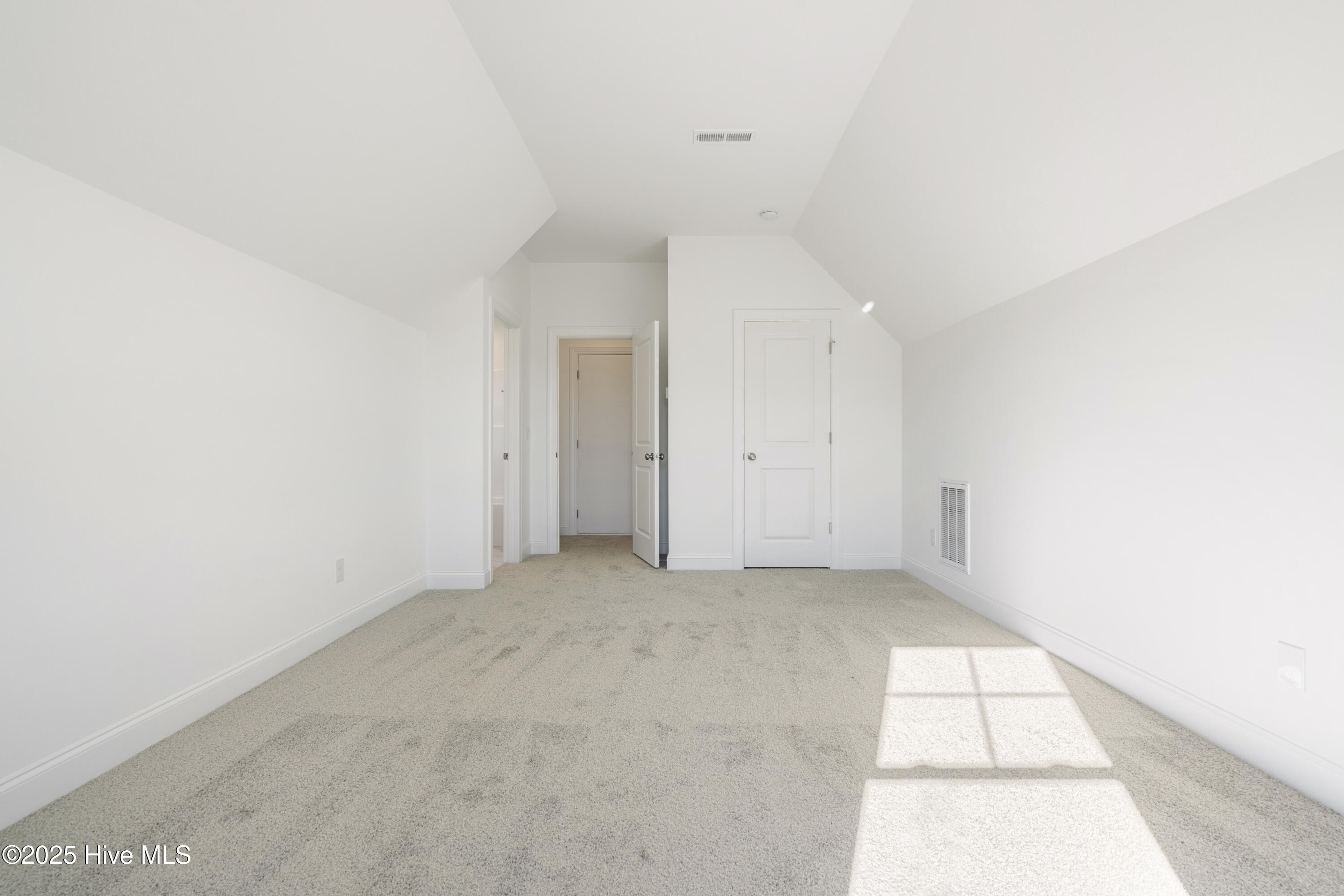 100493135 | Photo 43