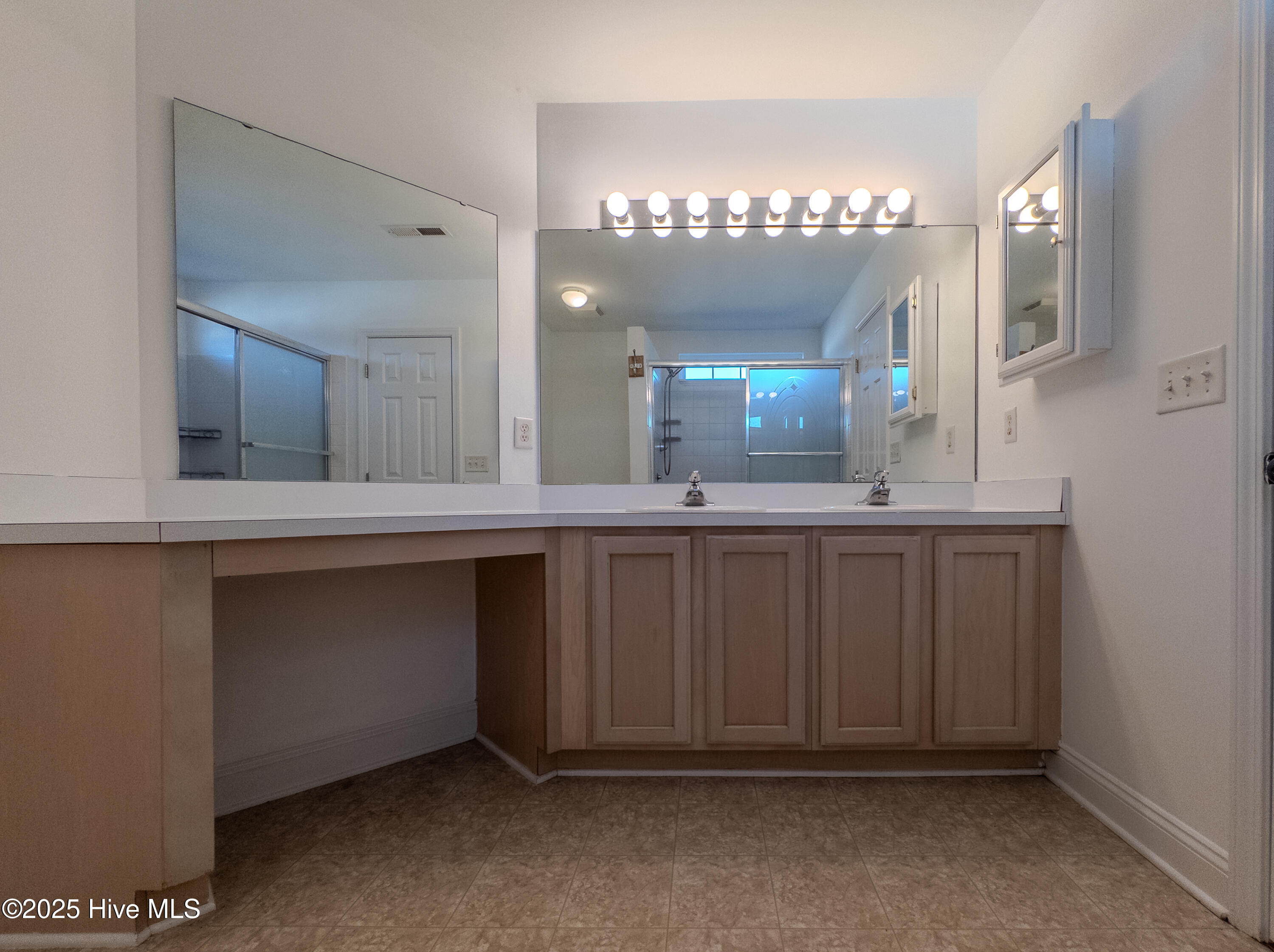 100546237 | Photo 25