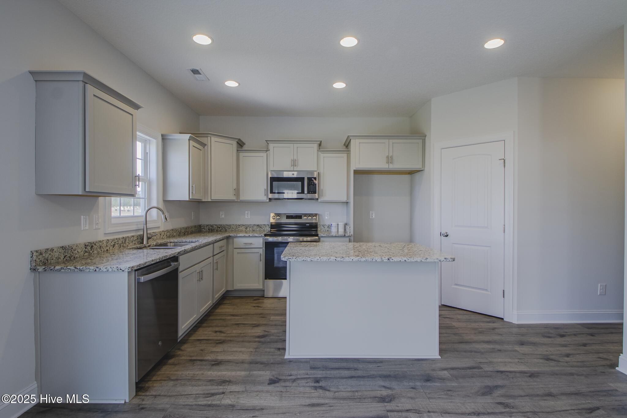 100512966 | Photo 12