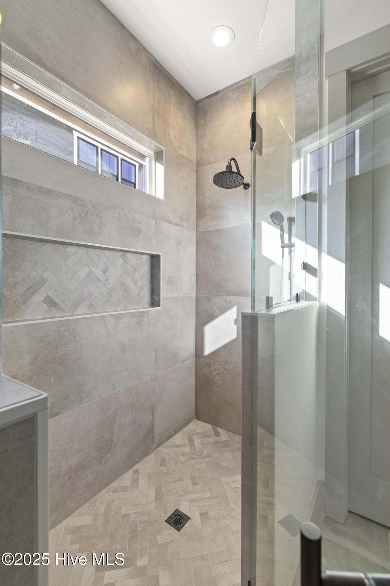 100517946 | Photo 49