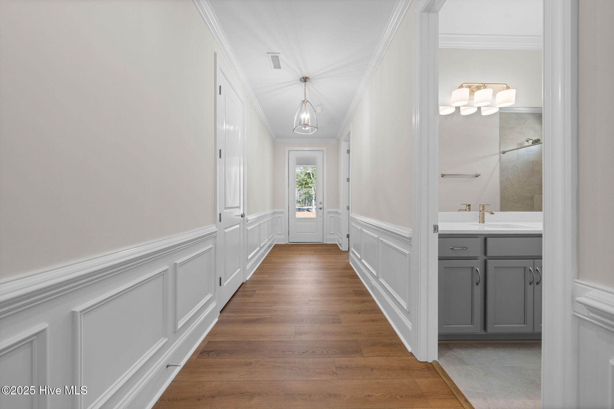 100488997 | Photo 11