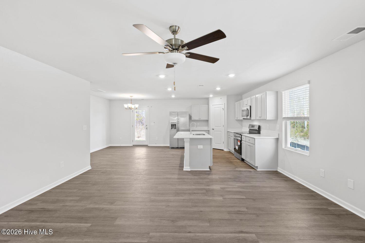 100535209 | Photo 11